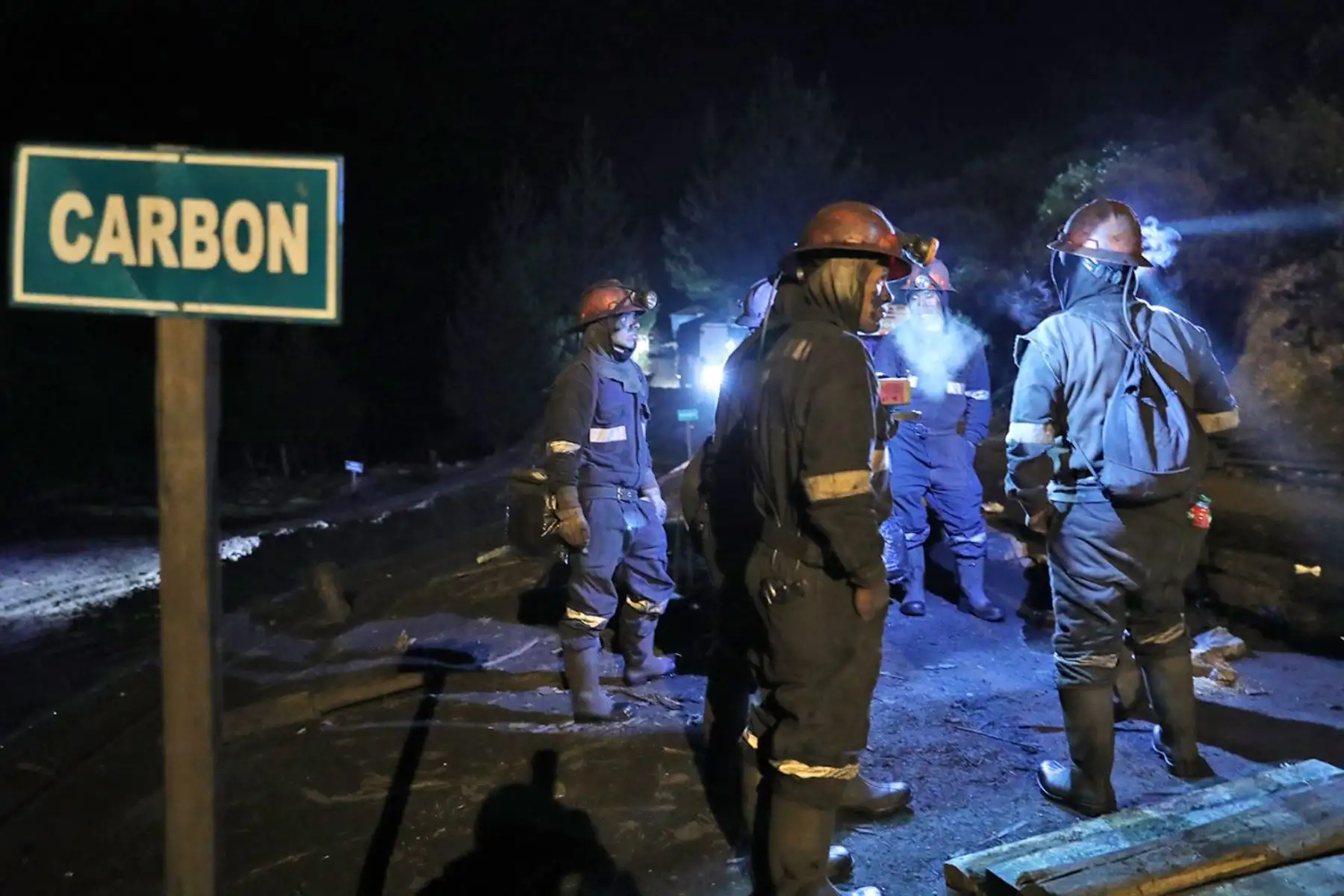 El ministro de Energía y Minas, Francisco Ísmodes, supervisa las acciones para el rescate de los mineros atrapados tras el derrumbe de mina Pampahuay, ubicada en la provincia de Oyón. Foto: ANDINA/Minem