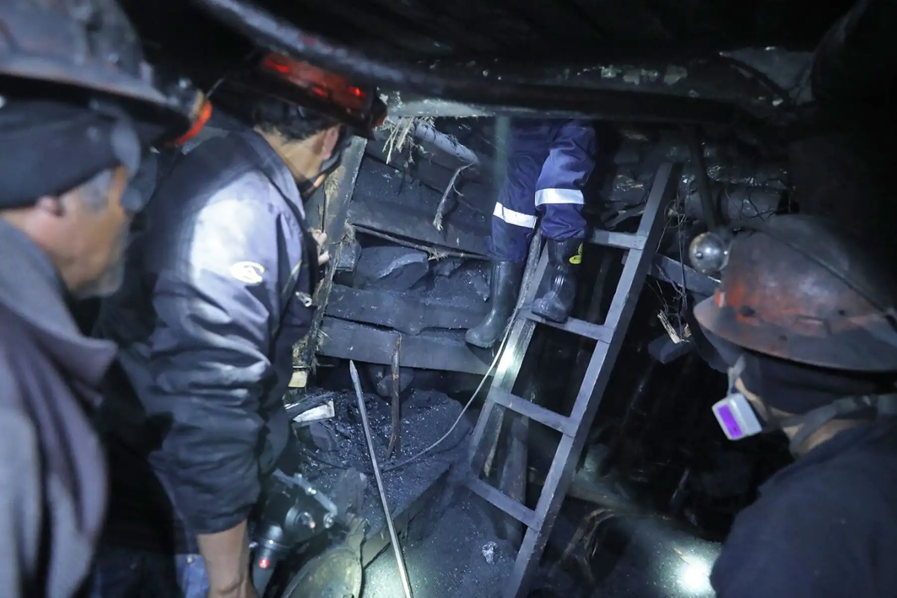 El ministro de Energía y Minas, Francisco Ísmodes, supervisa las acciones para el rescate de los mineros atrapados tras el derrumbe de mina Pampahuay, ubicada en la provincia de Oyón. Foto: ANDINA/Minem