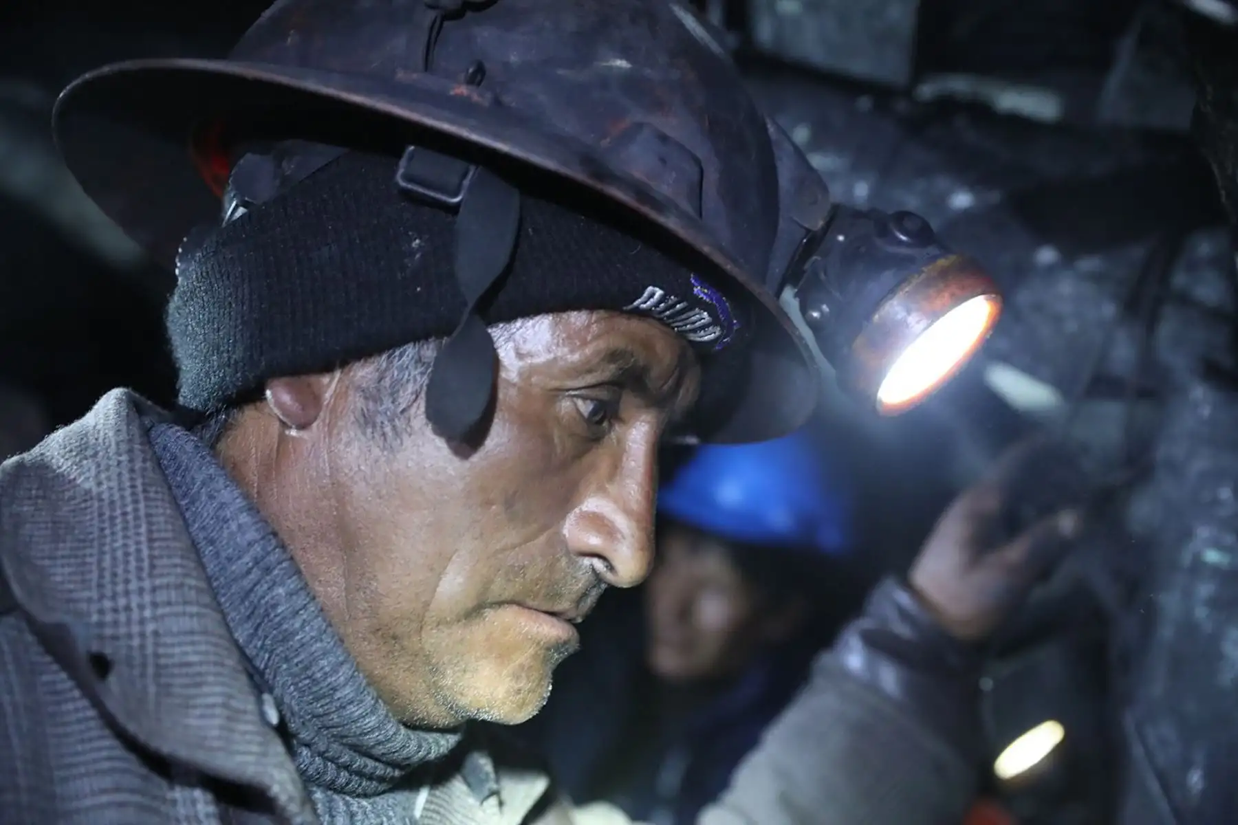 El ministro de Energía y Minas, Francisco Ísmodes, supervisa las acciones para el rescate de los mineros atrapados tras el derrumbe de mina Pampahuay, ubicada en la provincia de Oyón. Foto: ANDINA/Minem