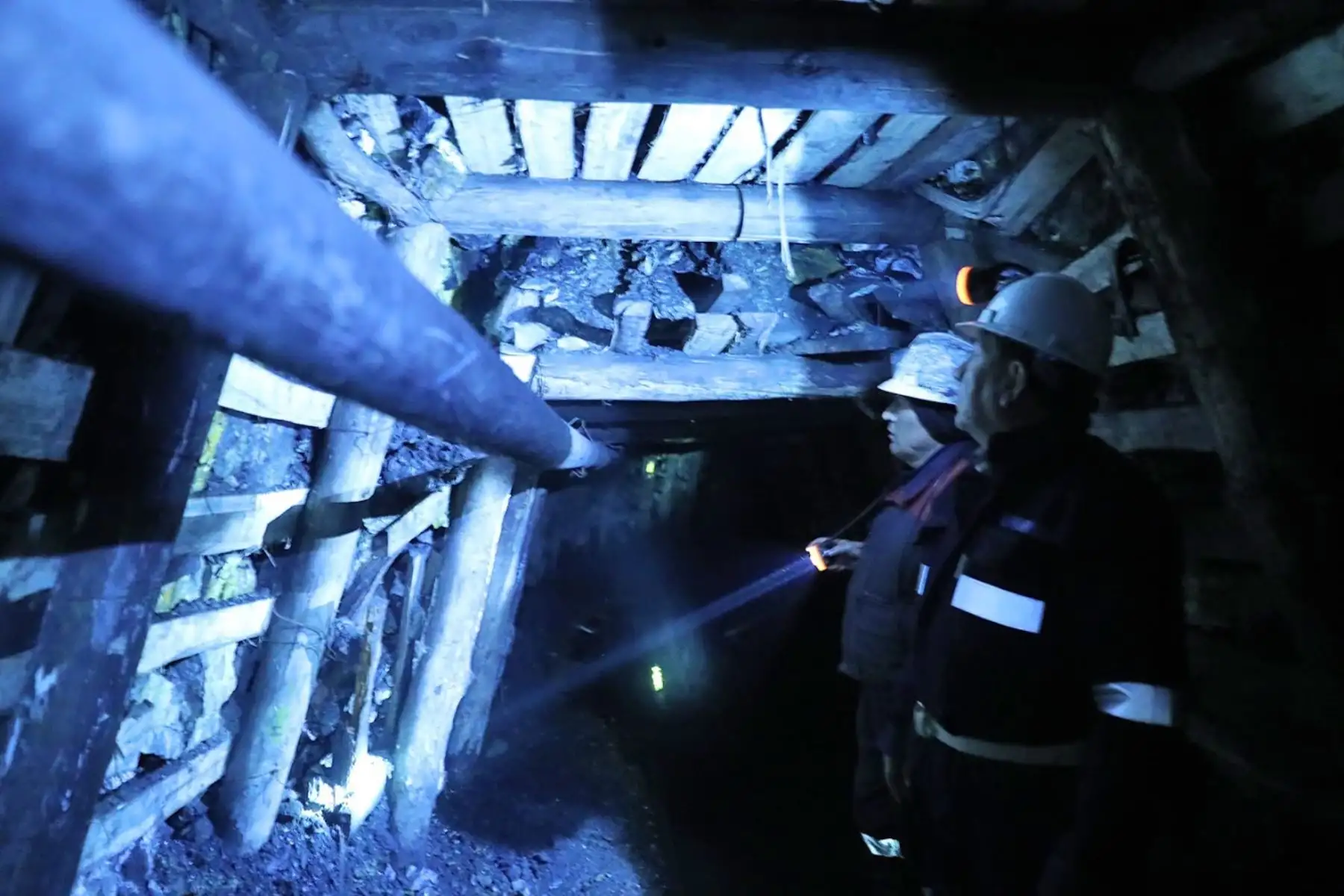 El ministro de Energía y Minas, Francisco Ísmodes, supervisa las acciones para el rescate de los mineros atrapados tras el derrumbe de mina Pampahuay, ubicada en la provincia de Oyón. Foto: ANDINA/Minem