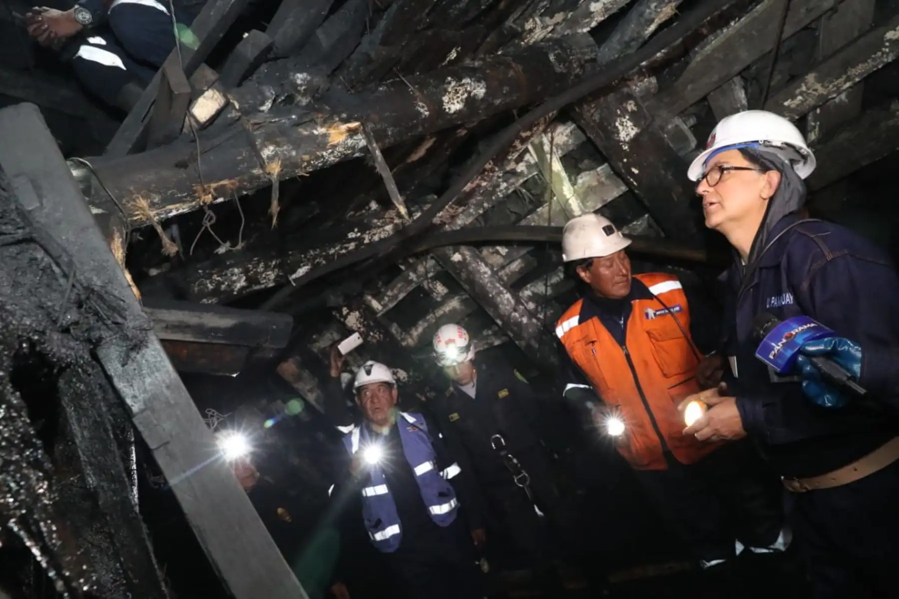 El ministro de Energía y Minas, Francisco Ísmodes, supervisa las acciones para el rescate de los mineros atrapados tras el derrumbe de mina Pampahuay, ubicada en la provincia de Oyón. Foto: ANDINA/Minem