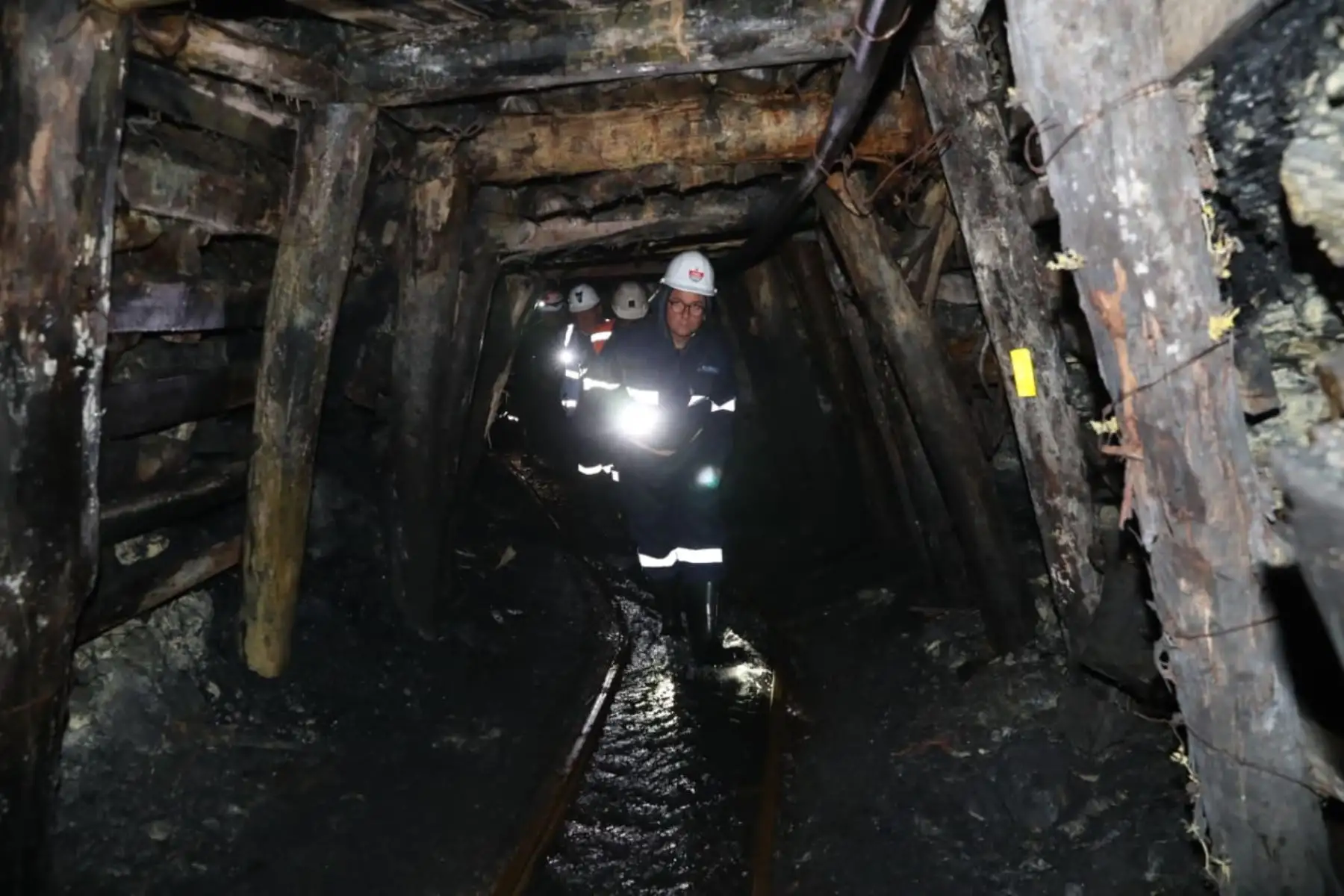 El ministro de Energía y Minas, Francisco Ísmodes, supervisa las acciones para el rescate de los mineros atrapados tras el derrumbe de mina Pampahuay, ubicada en la provincia de Oyón. Foto: ANDINA/Minem