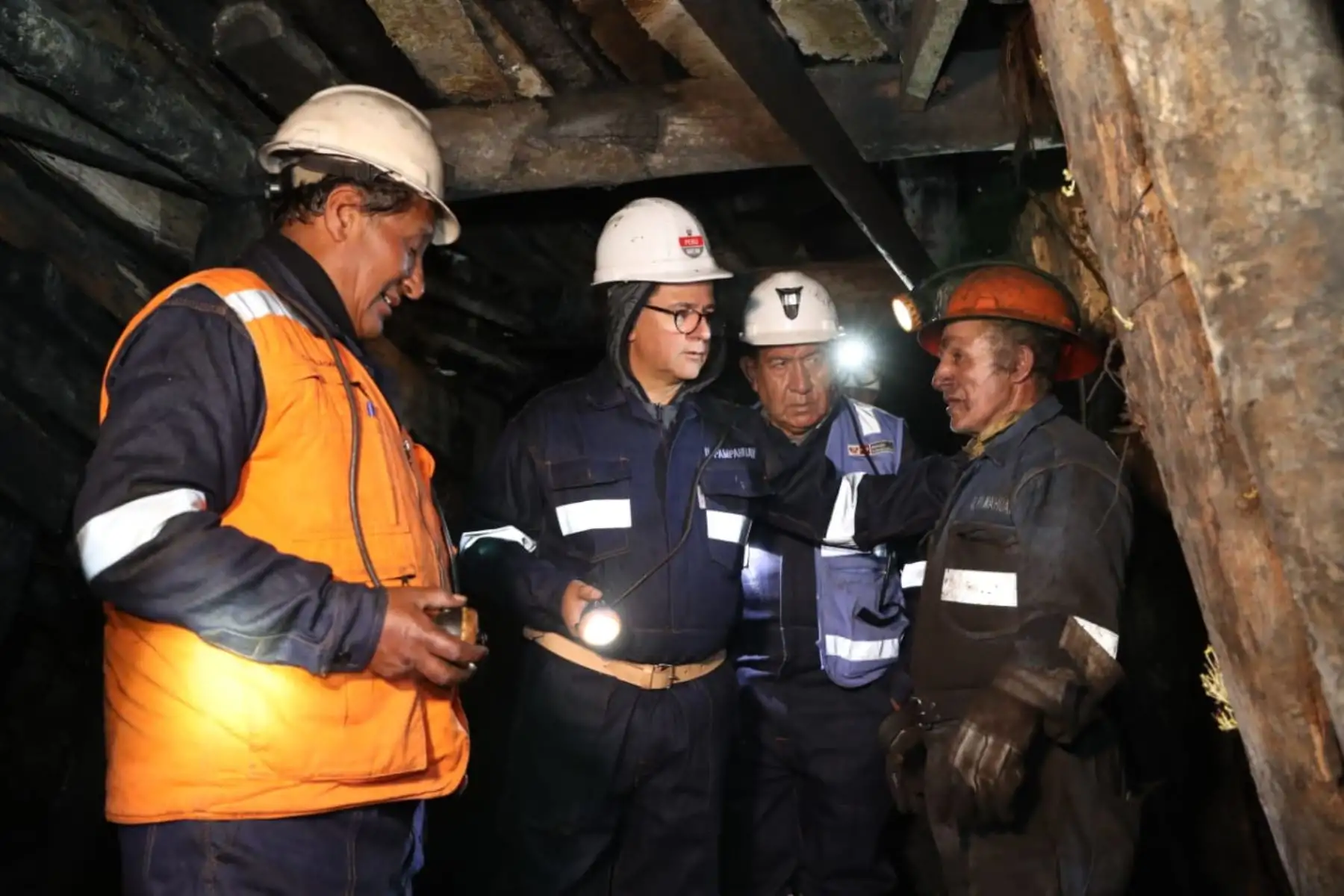 El ministro de Energía y Minas, Francisco Ísmodes, supervisa las acciones para el rescate de los mineros atrapados tras el derrumbe de mina Pampahuay, ubicada en la provincia de Oyón. Foto: ANDINA/Minem