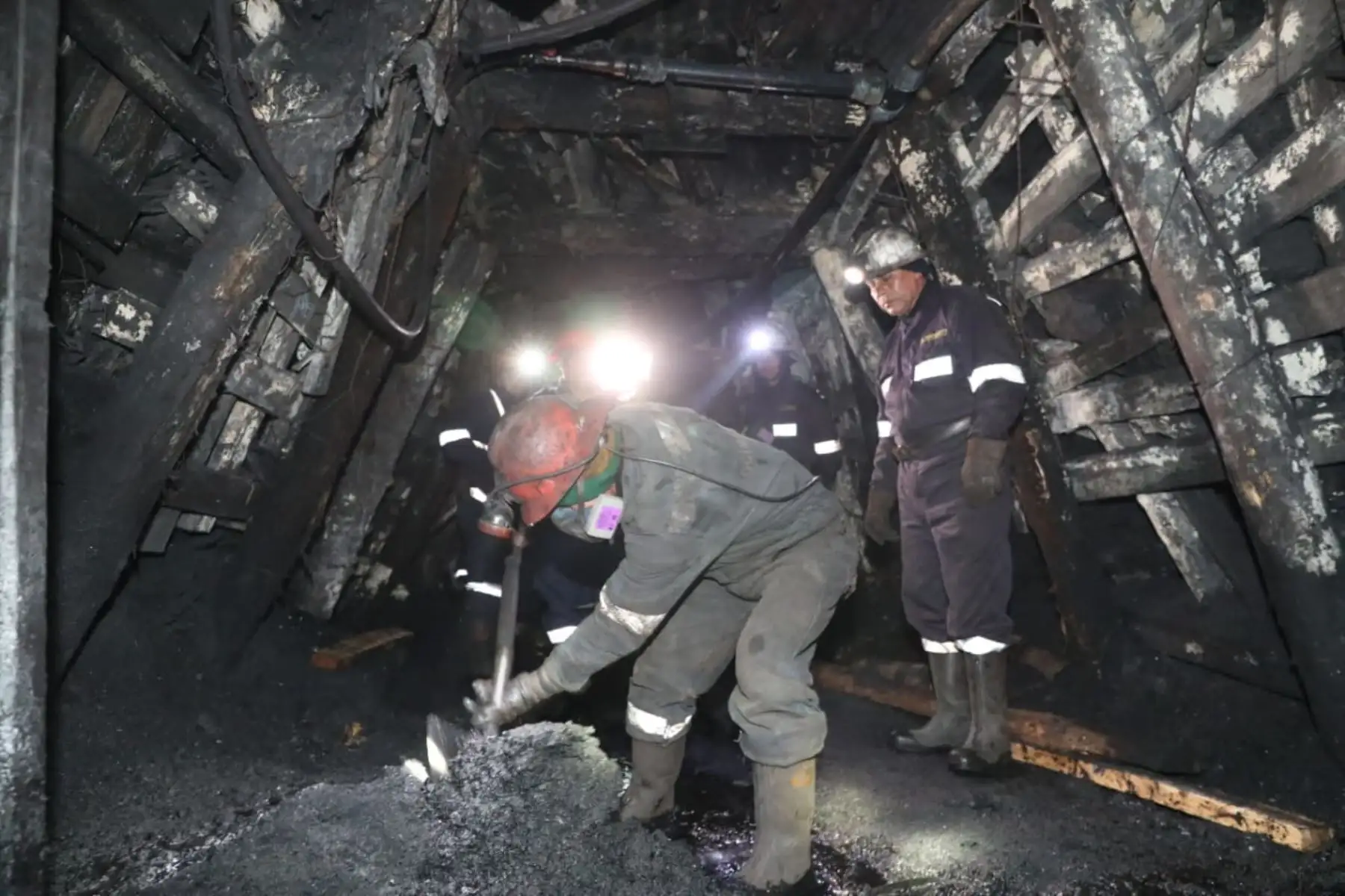 El ministro de Energía y Minas, Francisco Ísmodes, supervisa las acciones para el rescate de los mineros atrapados tras el derrumbe de mina Pampahuay, ubicada en la provincia de Oyón. Foto: ANDINA/Minem