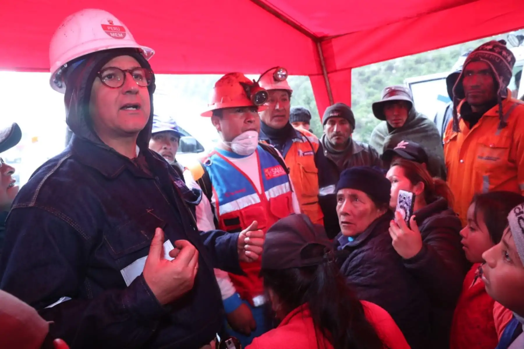 El ministro de Energía y Minas, Francisco Ísmodes, supervisa las acciones para el rescate de los mineros atrapados tras el derrumbe de mina Pampahuay, ubicada en la provincia de Oyón. Foto: ANDINA/Minem