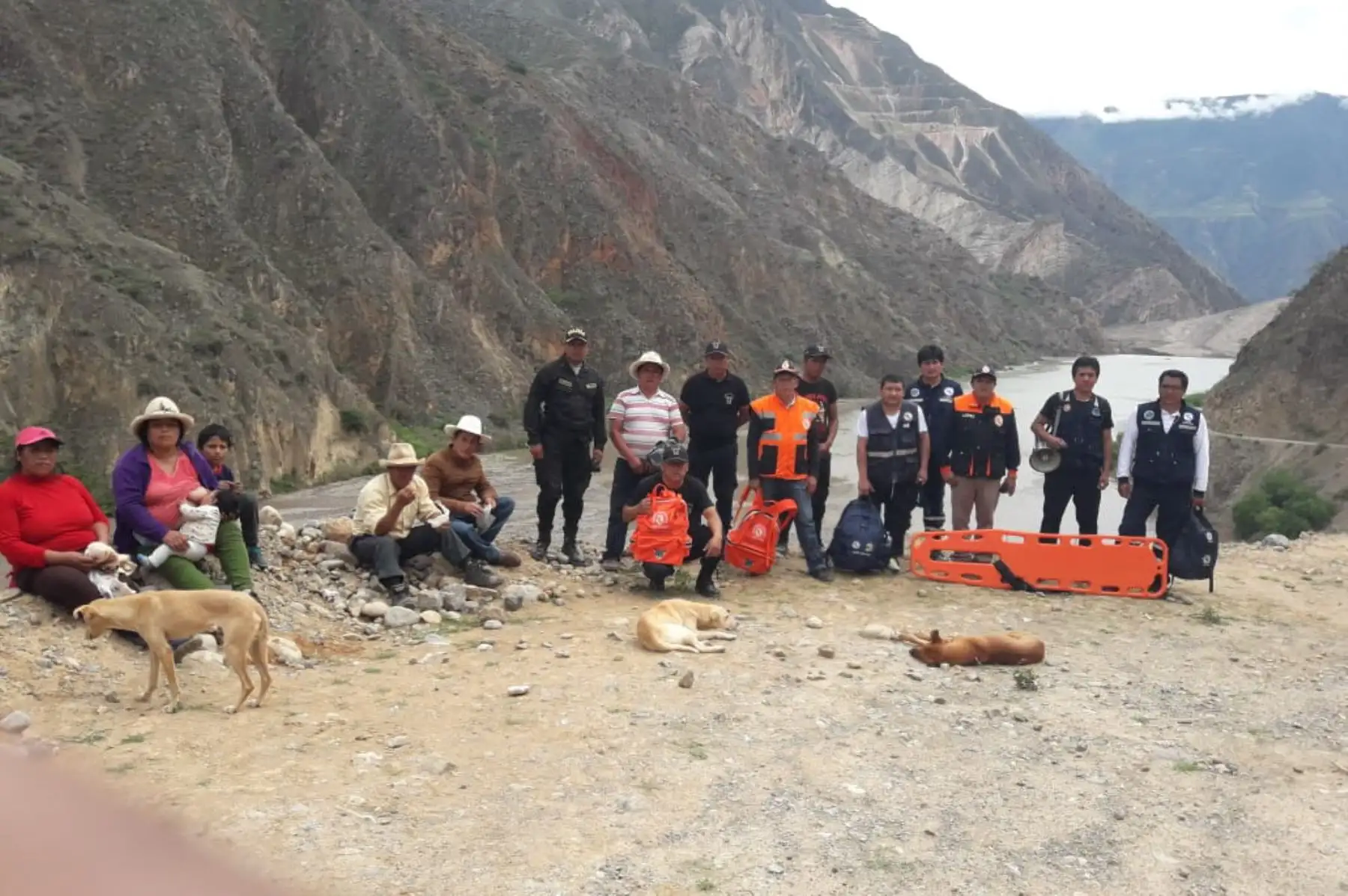 Brigadistas del sector Salud, la Policía Naciona y de Defensa Civil de Pomabamba se sumaron a las labores de rescate de un agricultor y sus tres menores hijas sepultados por deslizamiento de cerro en Pomabamba, región Áncash. Foto: ANDINA/Gonzalo Horna