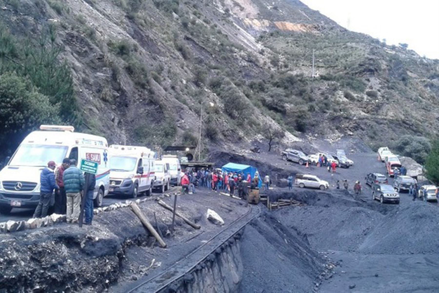 Equipos médicos están en las afueras de la minera de Pampahuay, ubicada en la provincia limeña de Oyón, donde permanecen atrapados cuatro mineros,