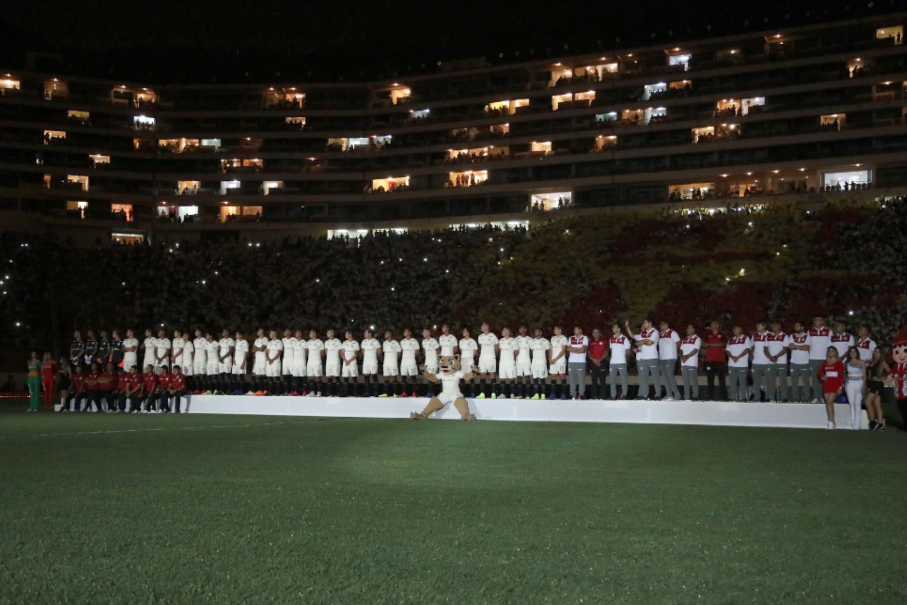 Presentación del plantel  de Universitario de deportes 2019 en el  estadio Monumental.Foto: ANDINA/Twiter Universitario