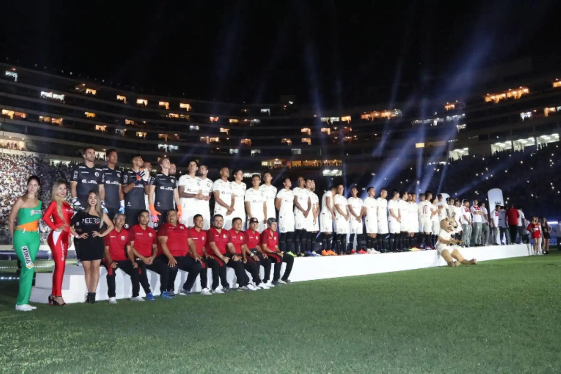 Presentación del plantel  de Universitario de deportes 2019 en el  estadio Monumental.Foto: ANDINA/Twiter Universitario