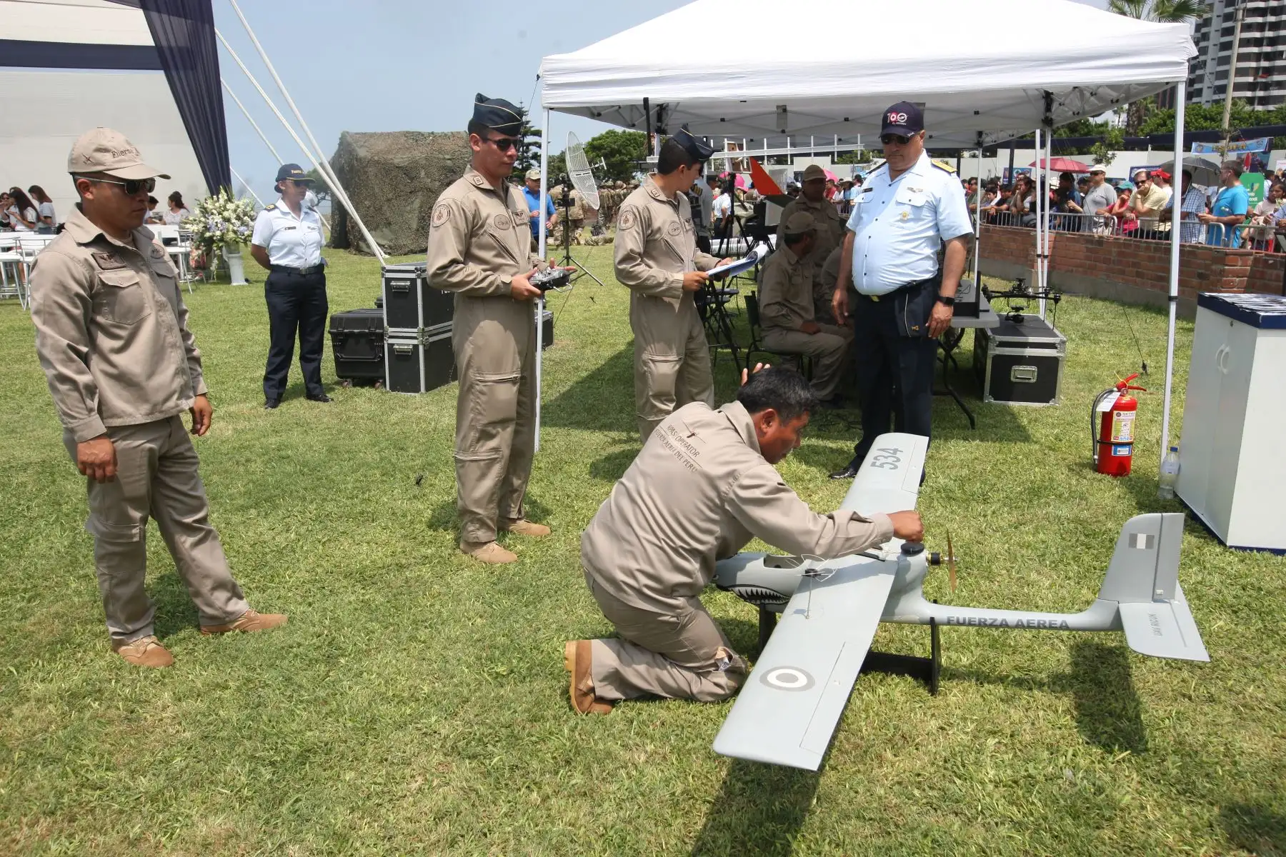Desfile aéreo por los 100 Años Del Origen De La FAP, donde  el público pudo apreciar las magníficas demostraciones de las aeronaves C27J Spartam, Antonov, KT1P, A37B astronave de combate, entre otros, que sobrevolaron por toda la Costa Verdeo. Foto:ANDINA/Héctor Vinces.