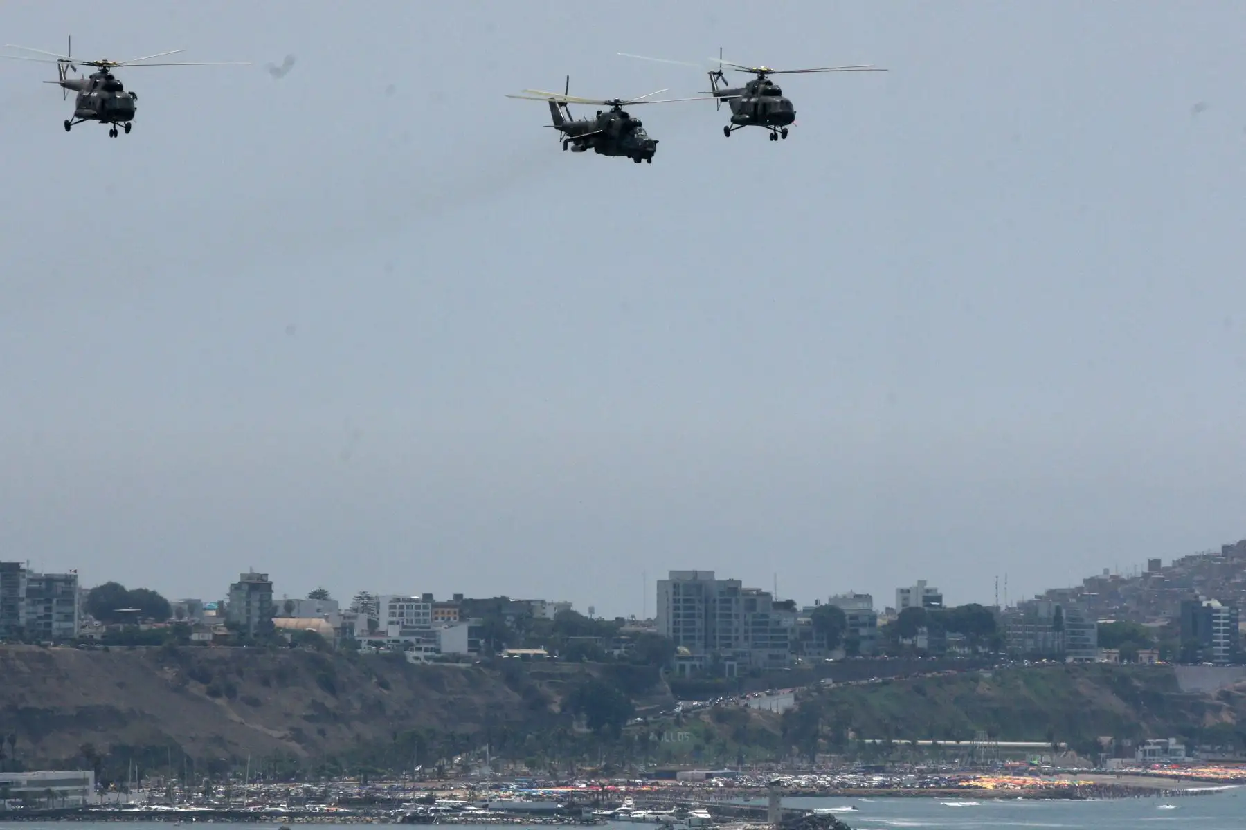 Desfile aéreo por los 100 Años Del Origen De La FAP, donde  el público pudo apreciar las magníficas demostraciones de las aeronaves C27J Spartam, Antonov, KT1P, A37B astronave de combate, entre otros, que sobrevolaron por toda la Costa Verdeo. Foto:ANDINA/Héctor Vinces.