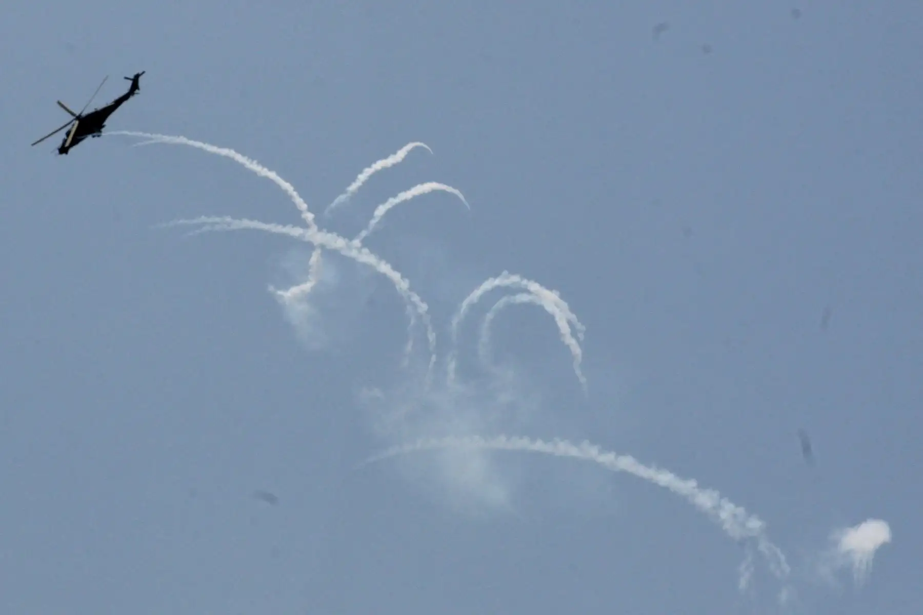 Desfile aéreo por los 100 Años Del Origen De La FAP, donde  el público pudo apreciar las magníficas demostraciones de las aeronaves C27J Spartam, Antonov, KT1P, A37B astronave de combate, entre otros, que sobrevolaron por toda la Costa Verdeo. Foto:ANDINA/Héctor Vinces.