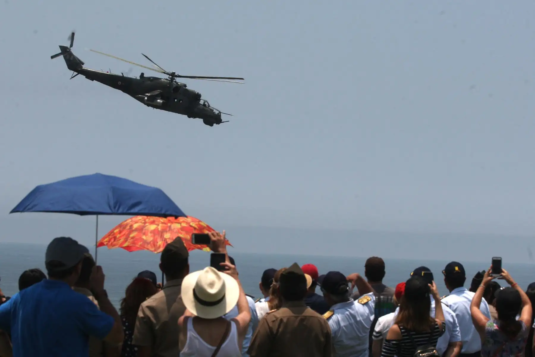 Desfile aéreo por los 100 Años Del Origen De La FAP, donde  el público pudo apreciar las magníficas demostraciones de las aeronaves C27J Spartam, Antonov, KT1P, A37B astronave de combate, entre otros, que sobrevolaron por toda la Costa Verdeo. Foto:ANDINA/Héctor Vinces.