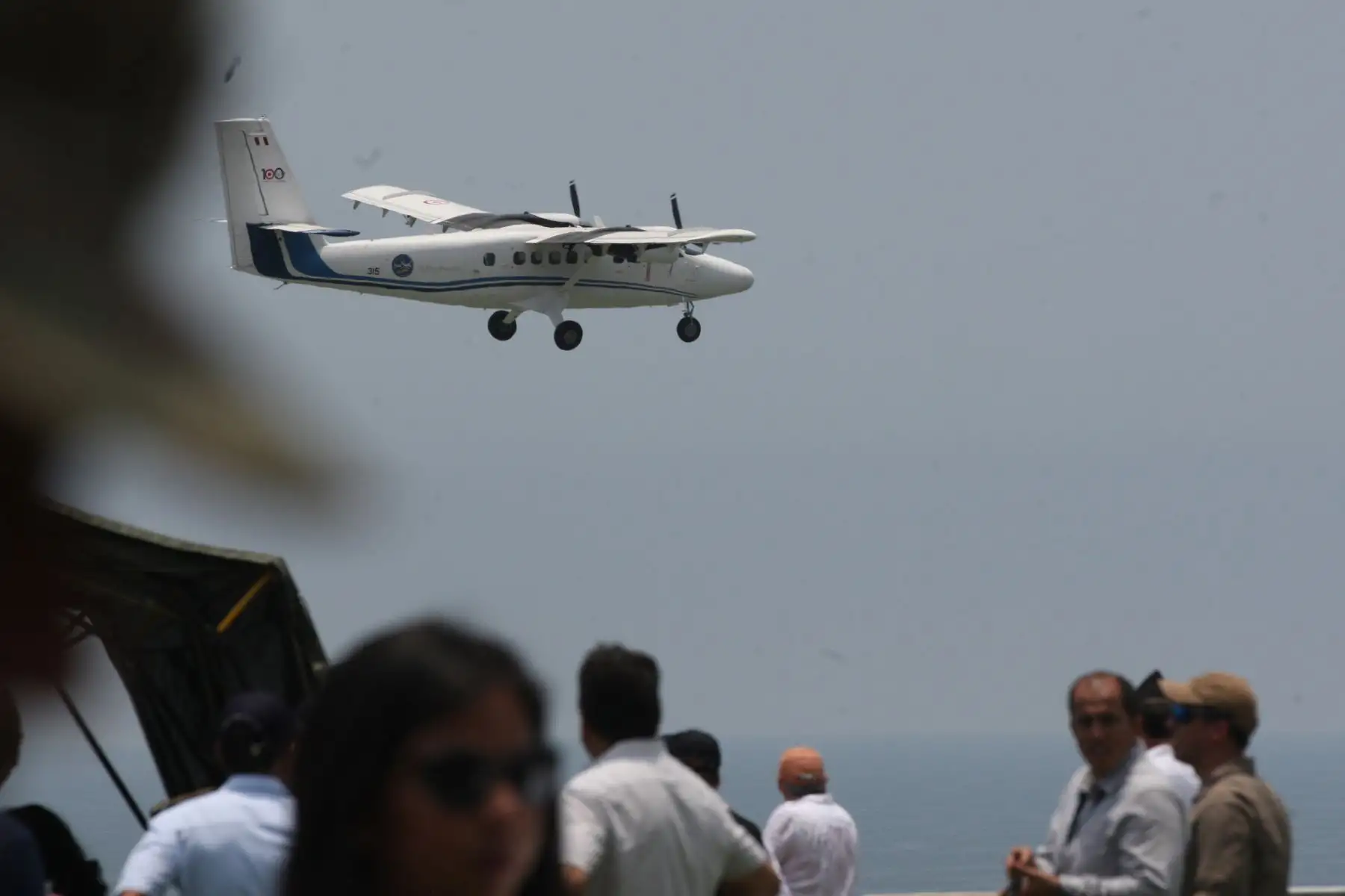 Desfile aéreo por los 100 Años Del Origen De La FAP, donde  el público pudo apreciar las magníficas demostraciones de las aeronaves C27J Spartam, Antonov, KT1P, A37B astronave de combate, entre otros, que sobrevolaron por toda la Costa Verdeo. Foto:ANDINA/Héctor Vinces.