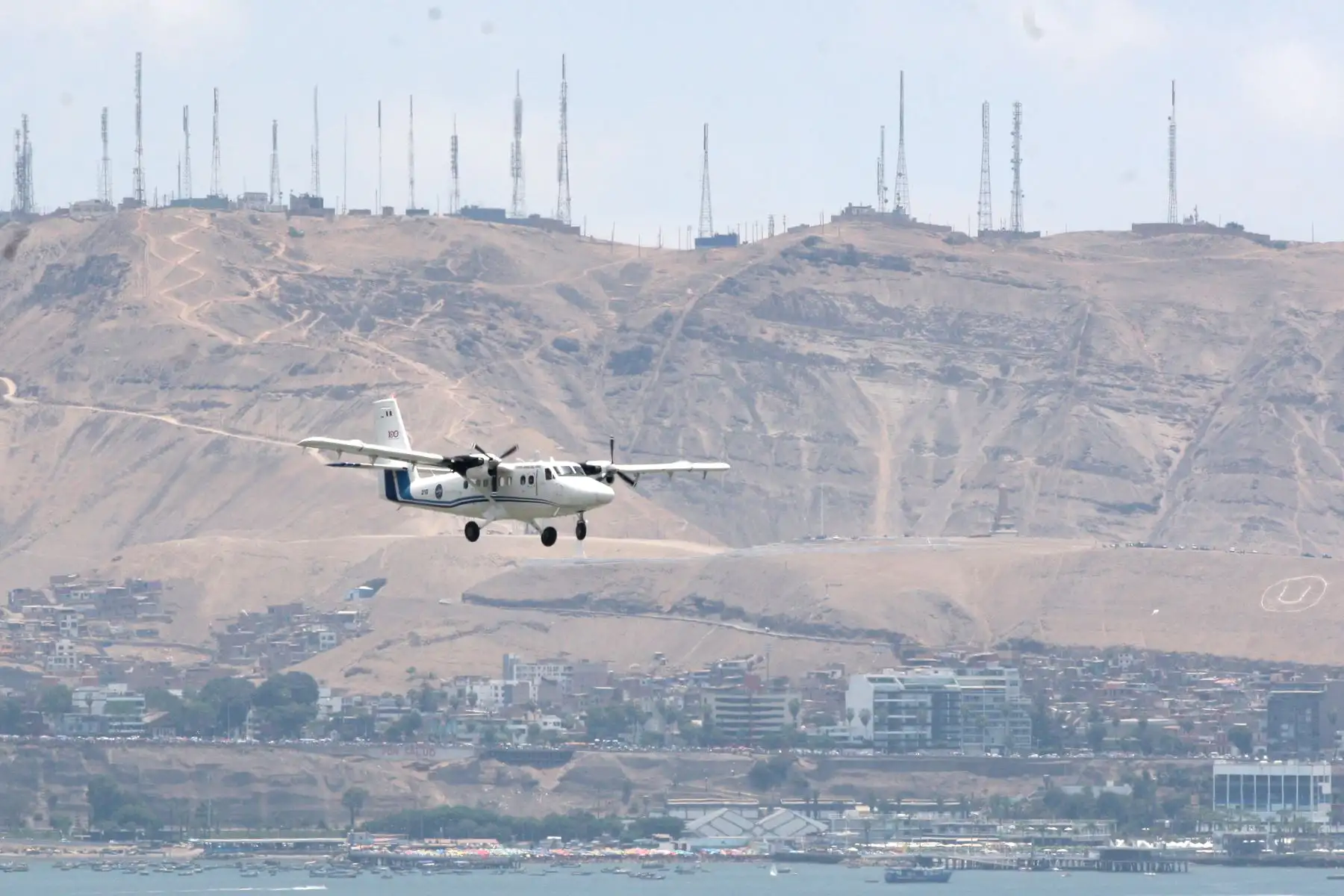 Desfile aéreo por los 100 Años Del Origen De La FAP, donde  el público pudo apreciar las magníficas demostraciones de las aeronaves C27J Spartam, Antonov, KT1P, A37B astronave de combate, entre otros, que sobrevolaron por toda la Costa Verdeo. Foto:ANDINA/Héctor Vinces.
