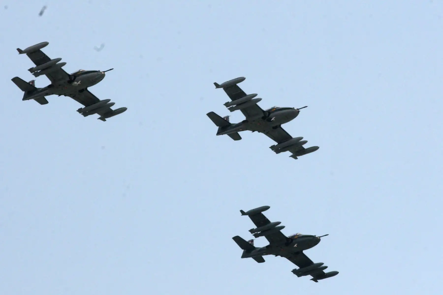 Desfile aéreo por los 100 Años Del Origen De La FAP, donde  el público pudo apreciar las magníficas demostraciones de las aeronaves C27J Spartam, Antonov, KT1P, A37B astronave de combate, entre otros, que sobrevolaron por toda la Costa Verdeo. Foto:ANDINA/Héctor Vinces.