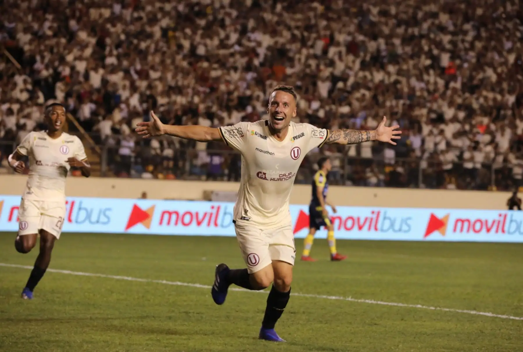 Presentación del plantel  de Universitario de deportes 2019 en el  estadio Monumental.Foto: ANDINA/Twiter Universitario