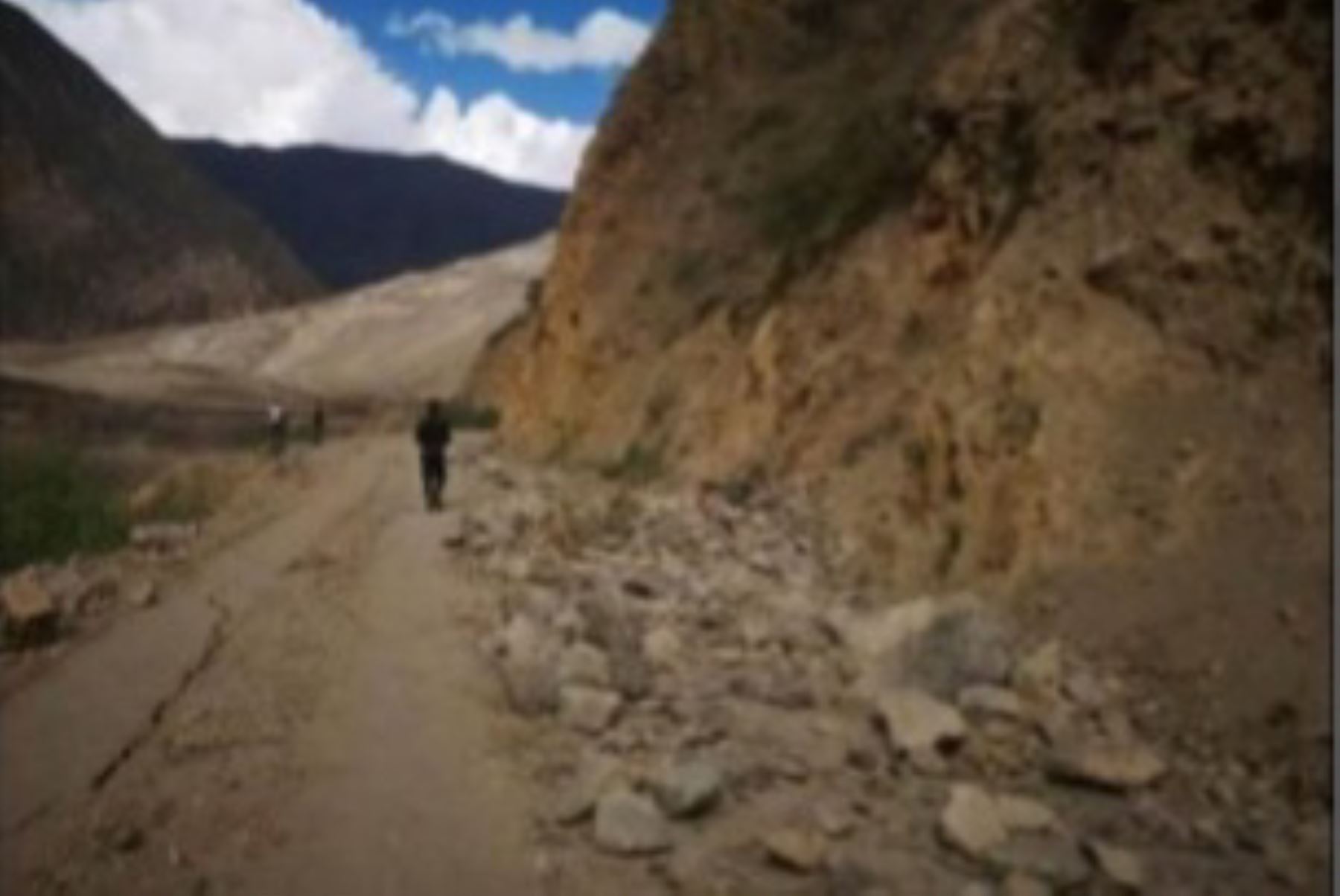Con ayuda de un dron, geólogos evalúan el movimiento de masa en el valle de Suchimán,informó el COER de Áncash.