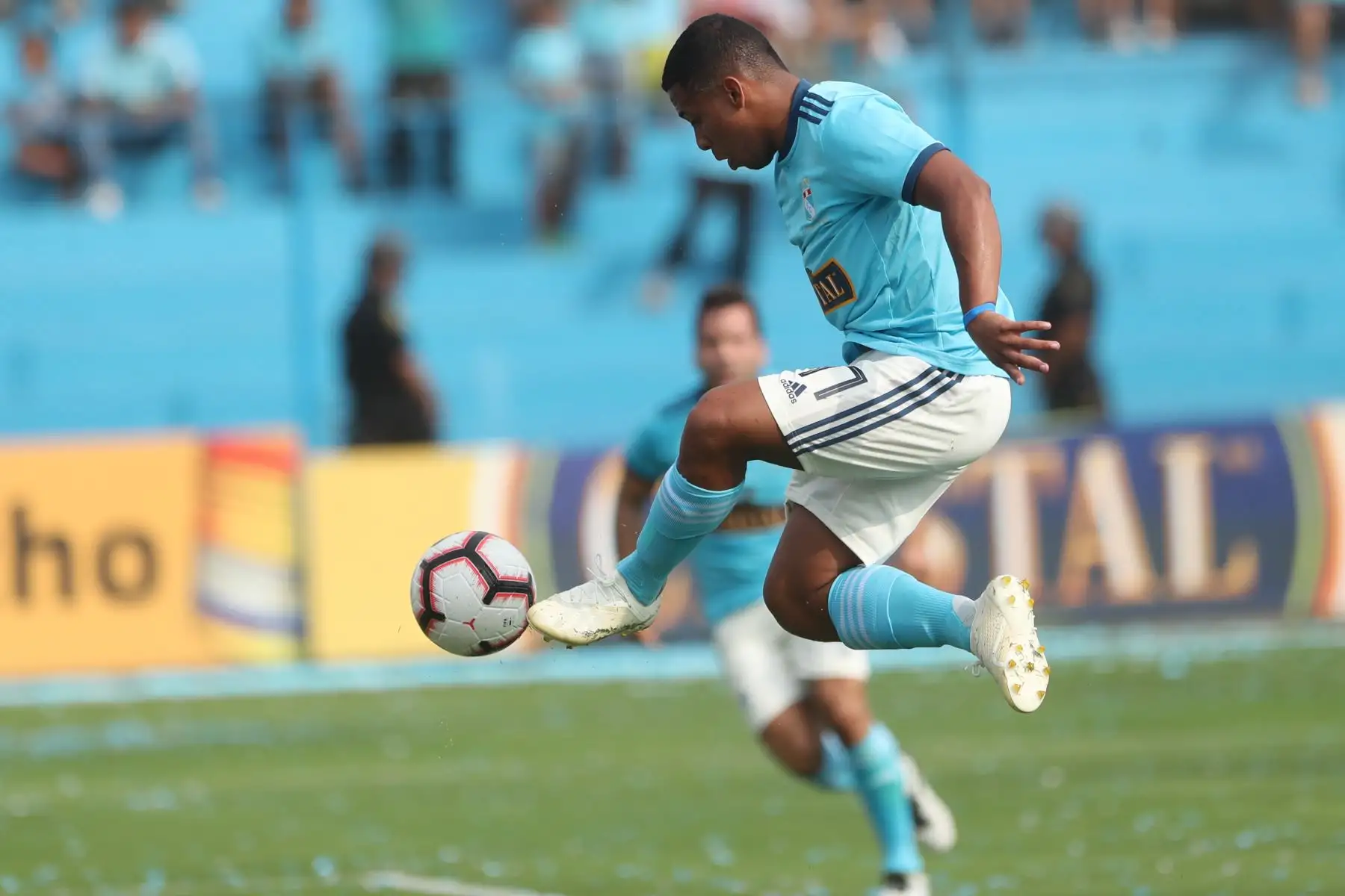 Sporting Cristal venció a Cantolao en el ‘Día de la Raza Celeste’ con goles de Christofer Gonzales y Freddy Castro.

Foto: ANDINA/Juan Carlos Guzmán Negrini.