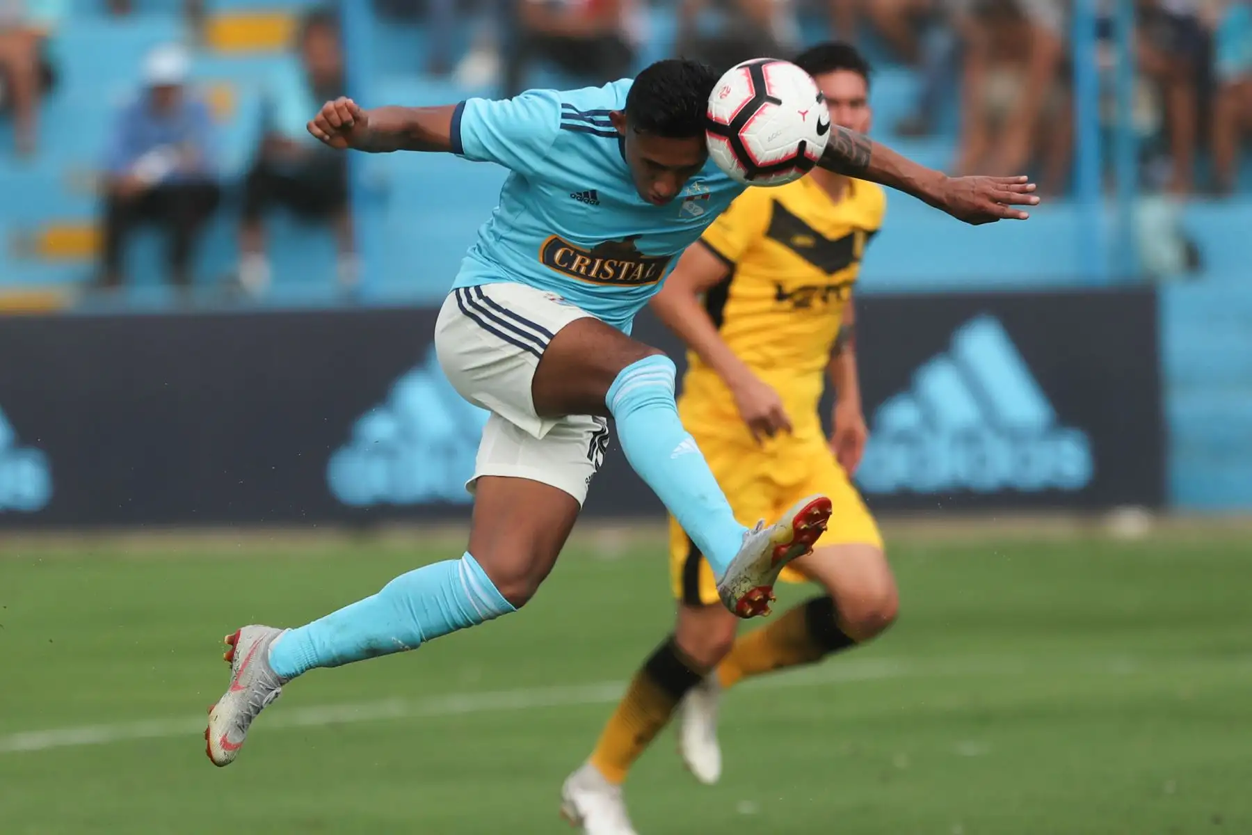 Sporting Cristal venció a Cantolao en el ‘Día de la Raza Celeste’ con goles de Christofer Gonzales y Freddy Castro.

Foto: ANDINA/Juan Carlos Guzmán Negrini.