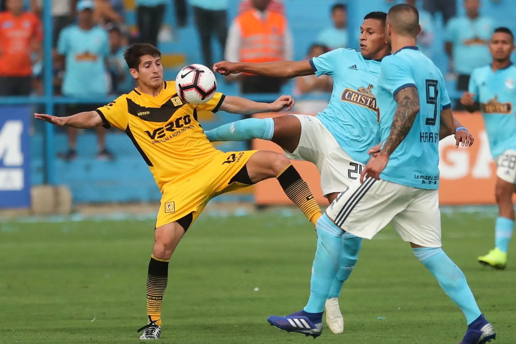 Sporting Cristal venció a Cantolao en el ‘Día de la Raza Celeste’ con goles de Christofer Gonzales y Freddy Castro.

Foto: ANDINA/Juan Carlos Guzmán Negrini.