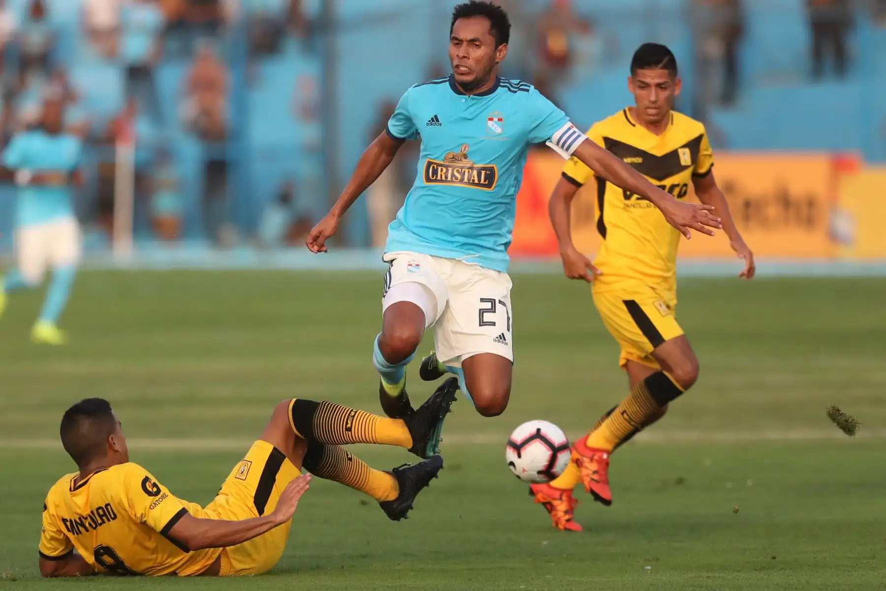 Sporting Cristal venció a Cantolao en el ‘Día de la Raza Celeste’ con goles de Christofer Gonzales y Freddy Castro.

Foto: ANDINA/Juan Carlos Guzmán Negrini.