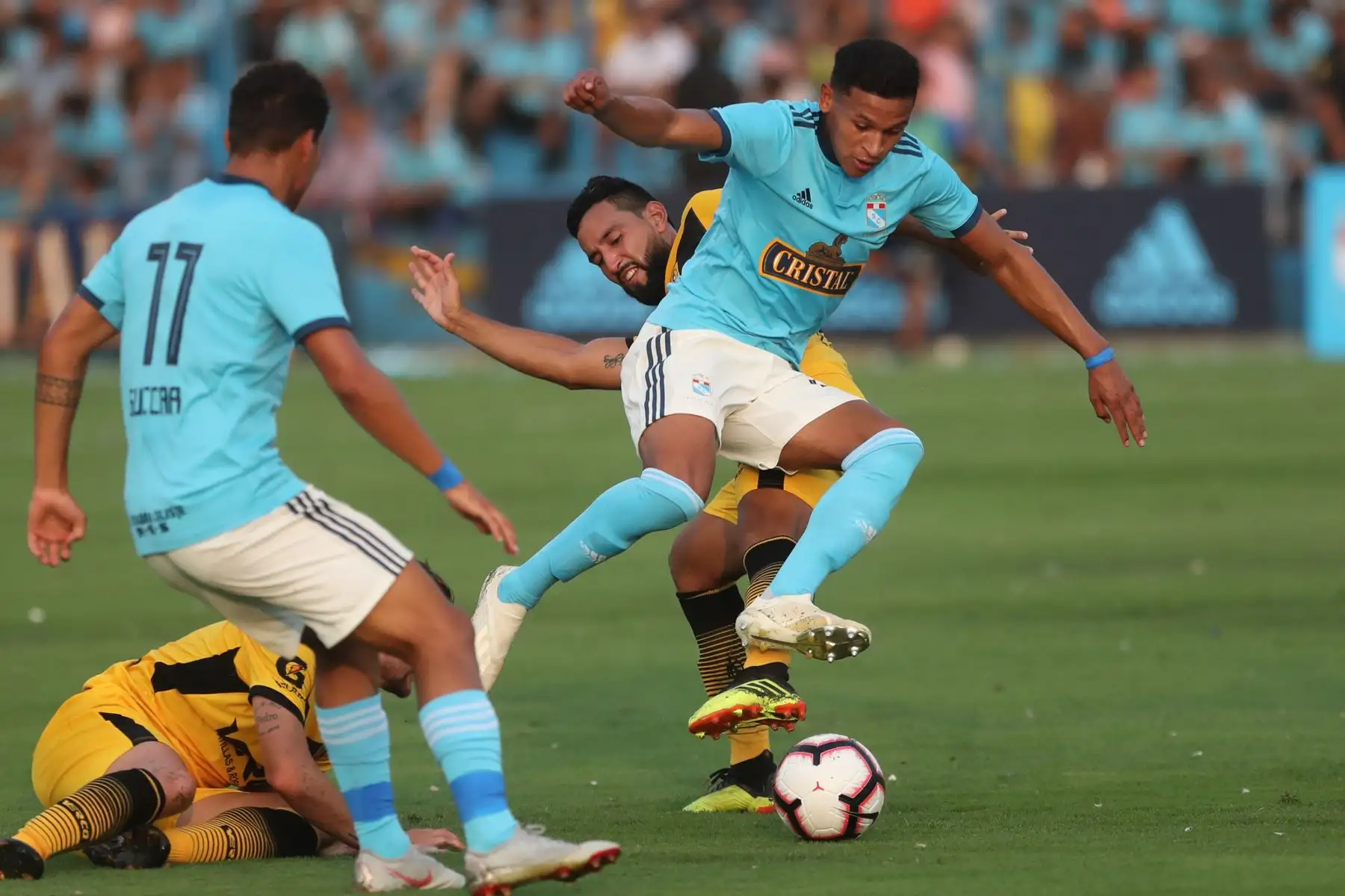 Sporting Cristal venció a Cantolao en el ‘Día de la Raza Celeste’ con goles de Christofer Gonzales y Freddy Castro.

Foto: ANDINA/Juan Carlos Guzmán Negrini.