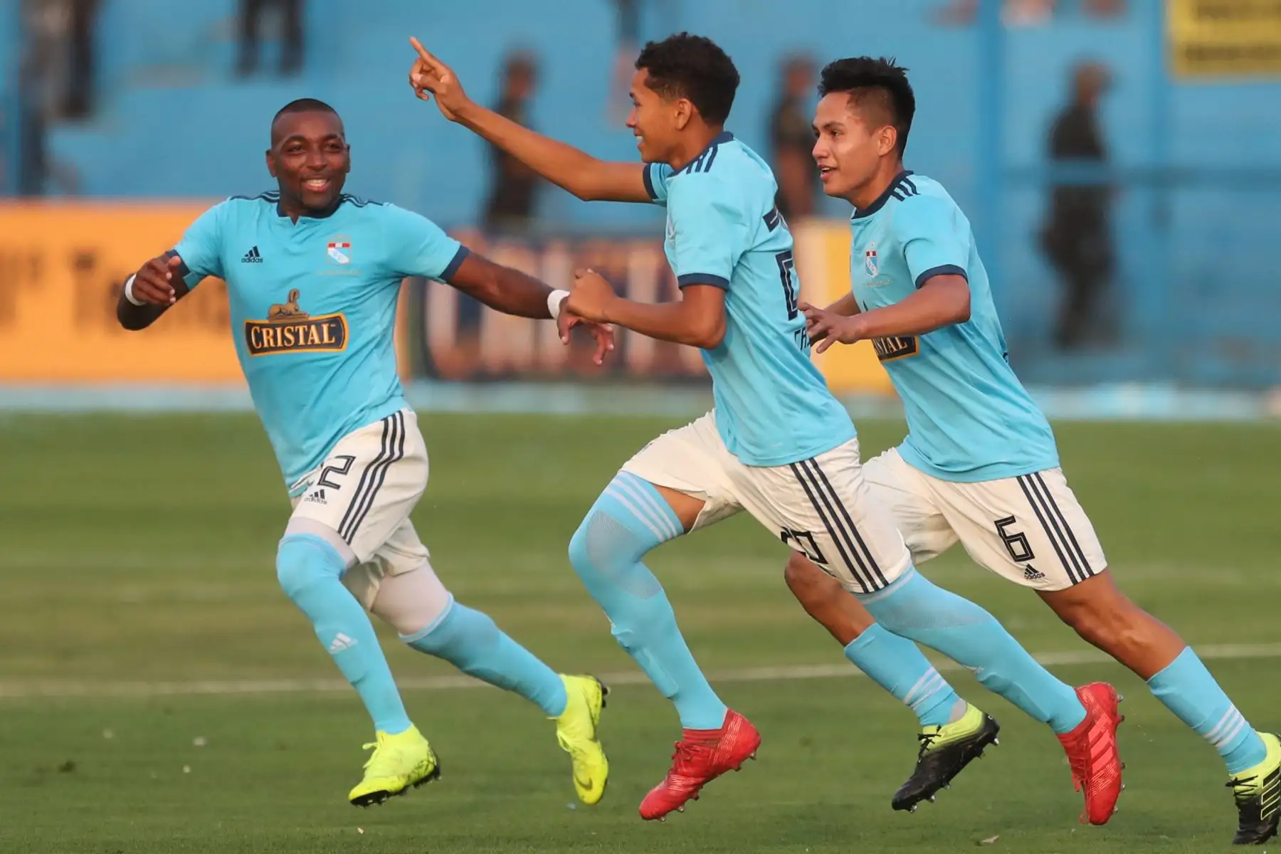 Sporting Cristal venció a Cantolao en el ‘Día de la Raza Celeste’ con goles de Christofer Gonzales y Freddy Castro.

Foto: ANDINA/Juan Carlos Guzmán Negrini.