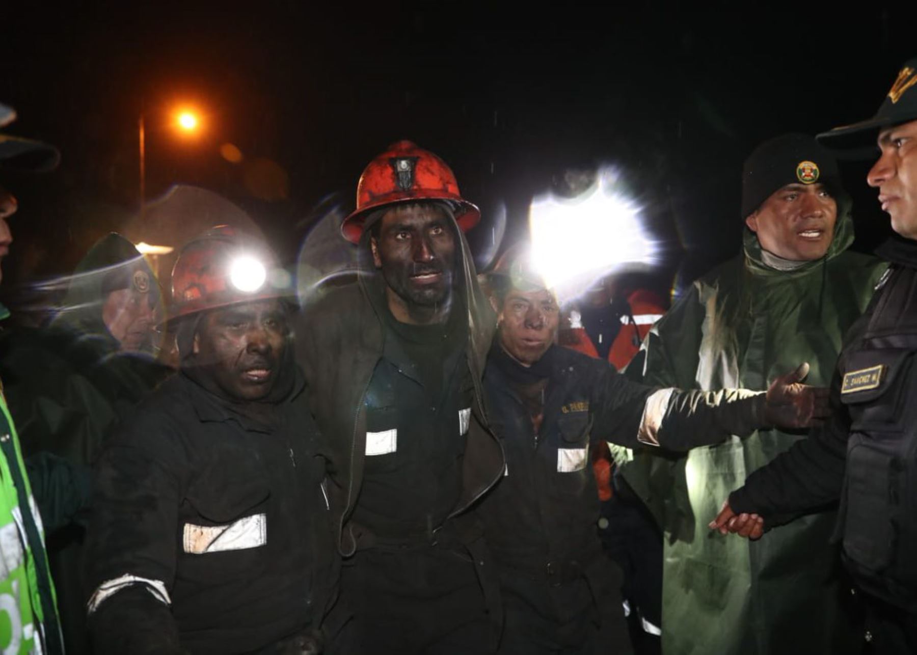 Rescatan a mineros atrapados en Oyón.