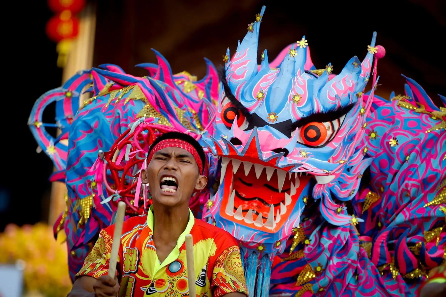 Varias personas participan en una danza con motivo del Nuevo Año Lunar en el barrio chino de Bangkok (Tailandia. EFE