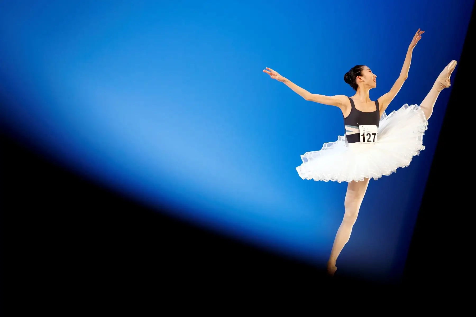 Una bailara actúa durante el primer día del 47 Prix de Lausana, uno de los concursos de danza más importantes del mundo, este lunes en Lausana (Suiza).. EFE