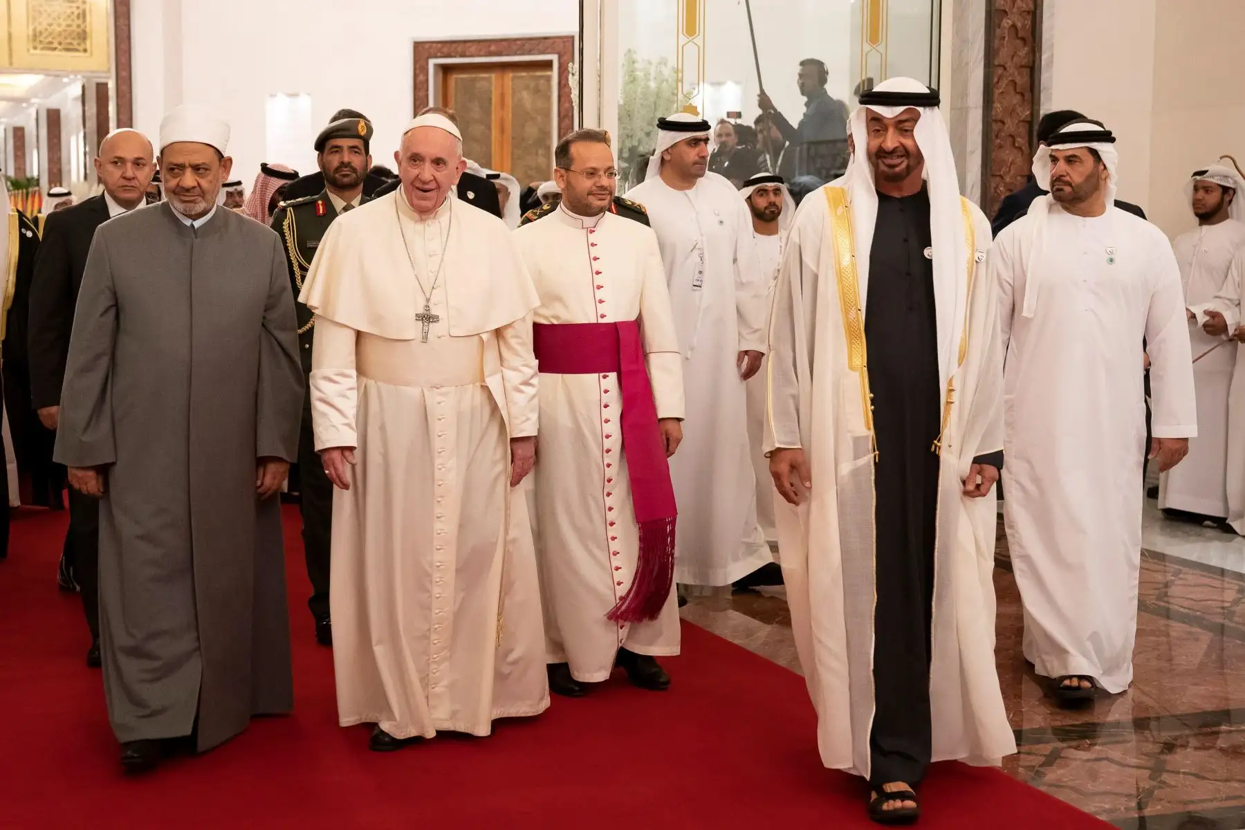El gran imir de Al Azhar, Ahmed al Tayeb (izq), líder de la institución de referencia del islam sunÌ; el príncipe heredero de Abu Dabi, Mohammed bin Zayed al Nahyan, (dcha) reciben al papa Francisco  a su llegada al Aeropuerto Presidencial de Abu Dabi, en los Emiratos Arabes. EFE
