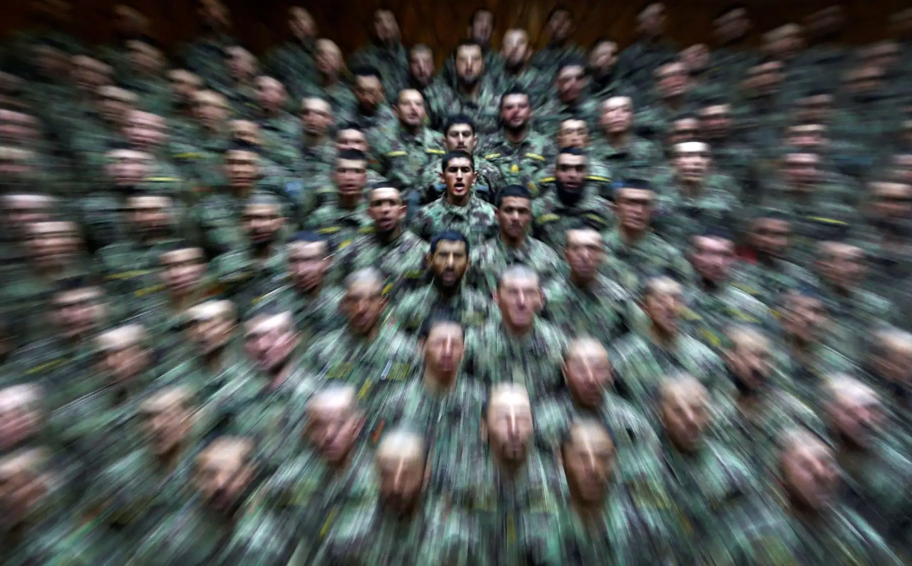 Efectivos del Ejército nacional afgano mientras participan  en una ceremonia de graduación tras completarse el programa de entrenamiento de tres meses en el Centro de Formación Militar de Kabul (Afganistan). EFE