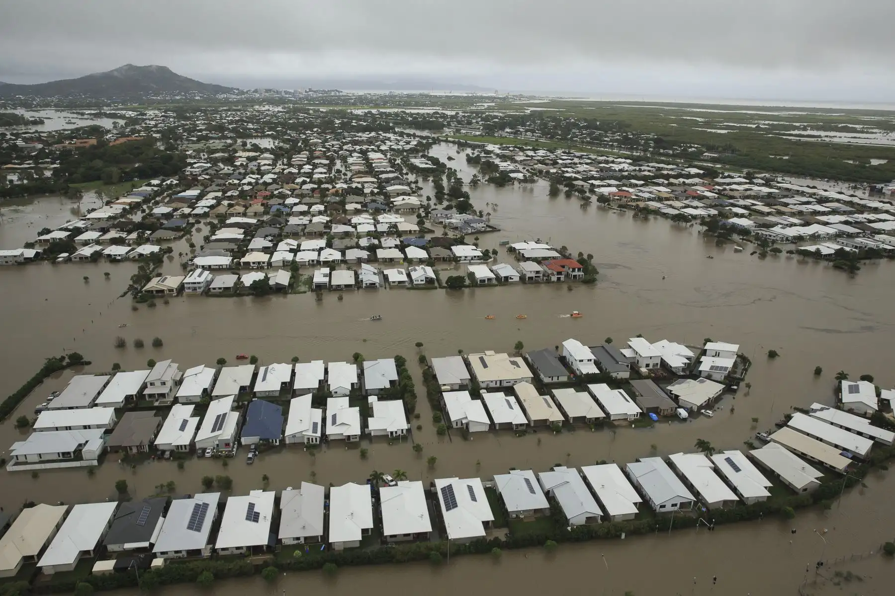 Vista aérea de una zona residencial completamente inundada, este lunes, en Townsville, en el estado australiano de Queensland. EFE