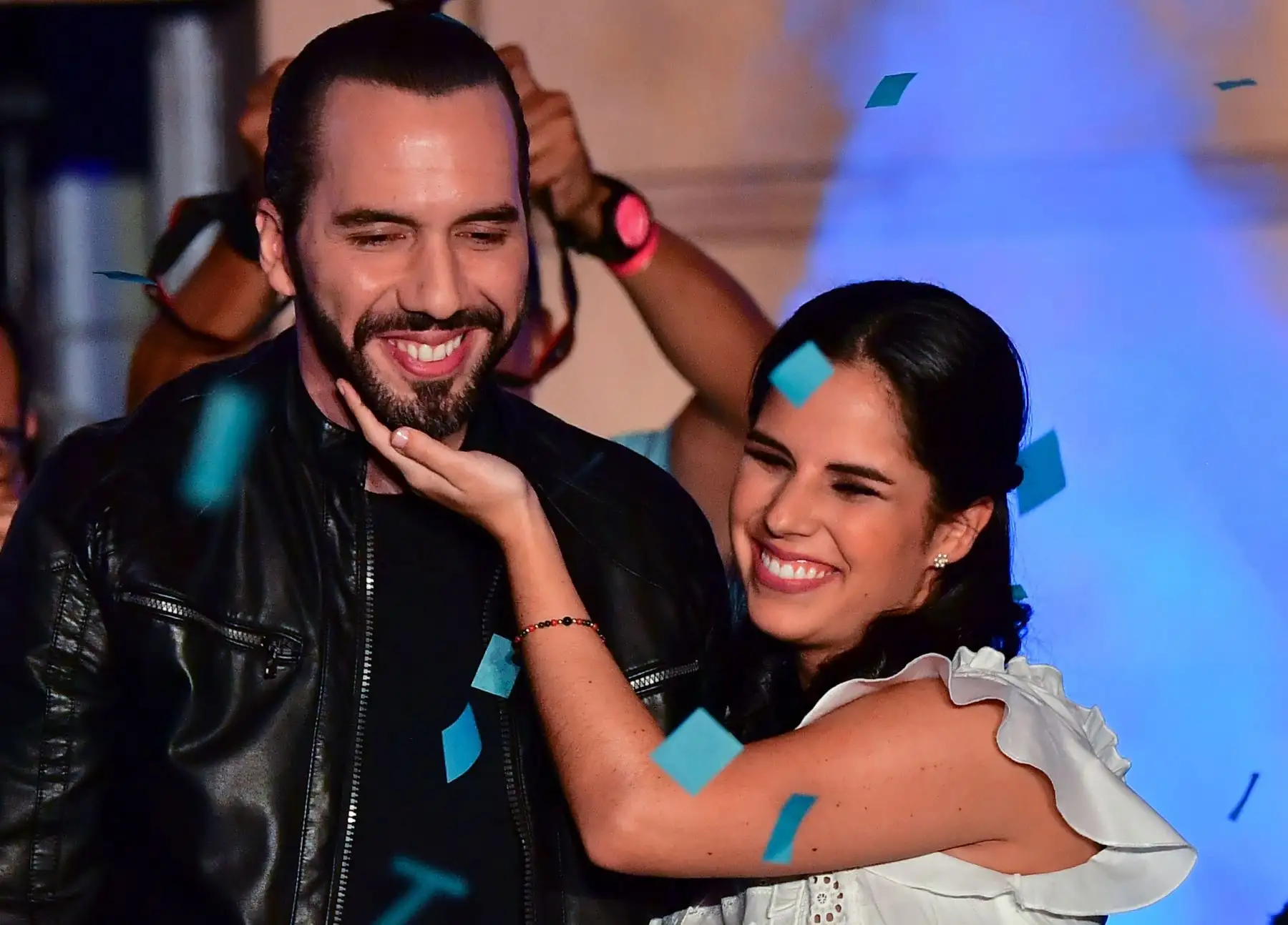 El candidato presidencial de El Salvador, Nayib Bukele, de la Gran Alianza Nacional (GANA), celebra junto a su esposa Gabriela Rodriguez Foto: AFP