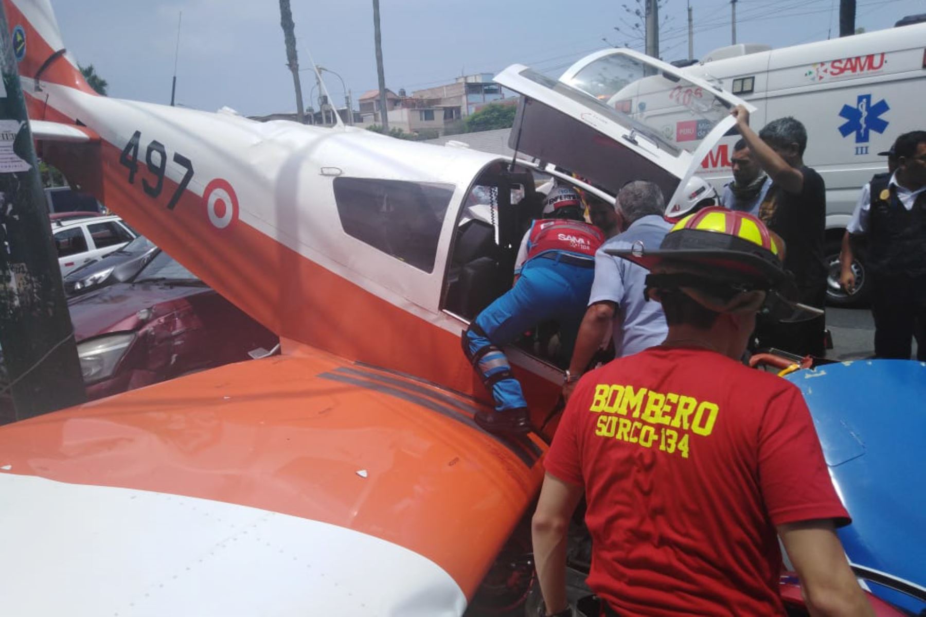 Avioneta de instrucción cae en avenida de Surco. Foto: PNP