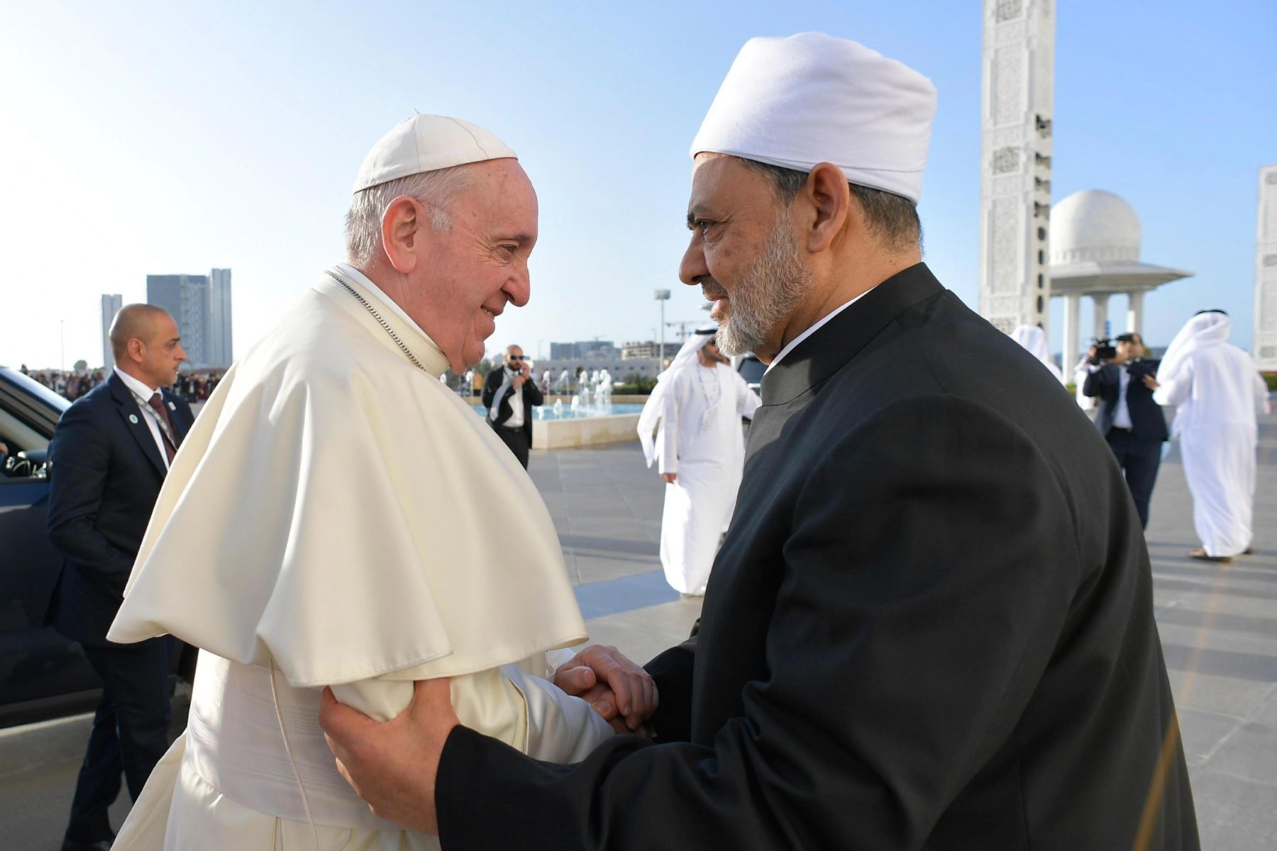 El gran imán de Al Azhar, Ahmed al Tayeb, representante de la institución más prestigiosa del islam suní, saluda al papa Francisco Foto: EFE