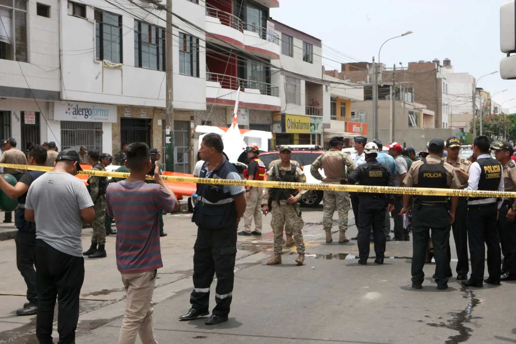 Avioneta de Instruccion cae en la cuadra seis de la avenida Surco en el distrito del mismo nombre,resultaron heridos dos capitanes que piloteaban la aeronave.Foto:ANDINA/Héctor Vinces.