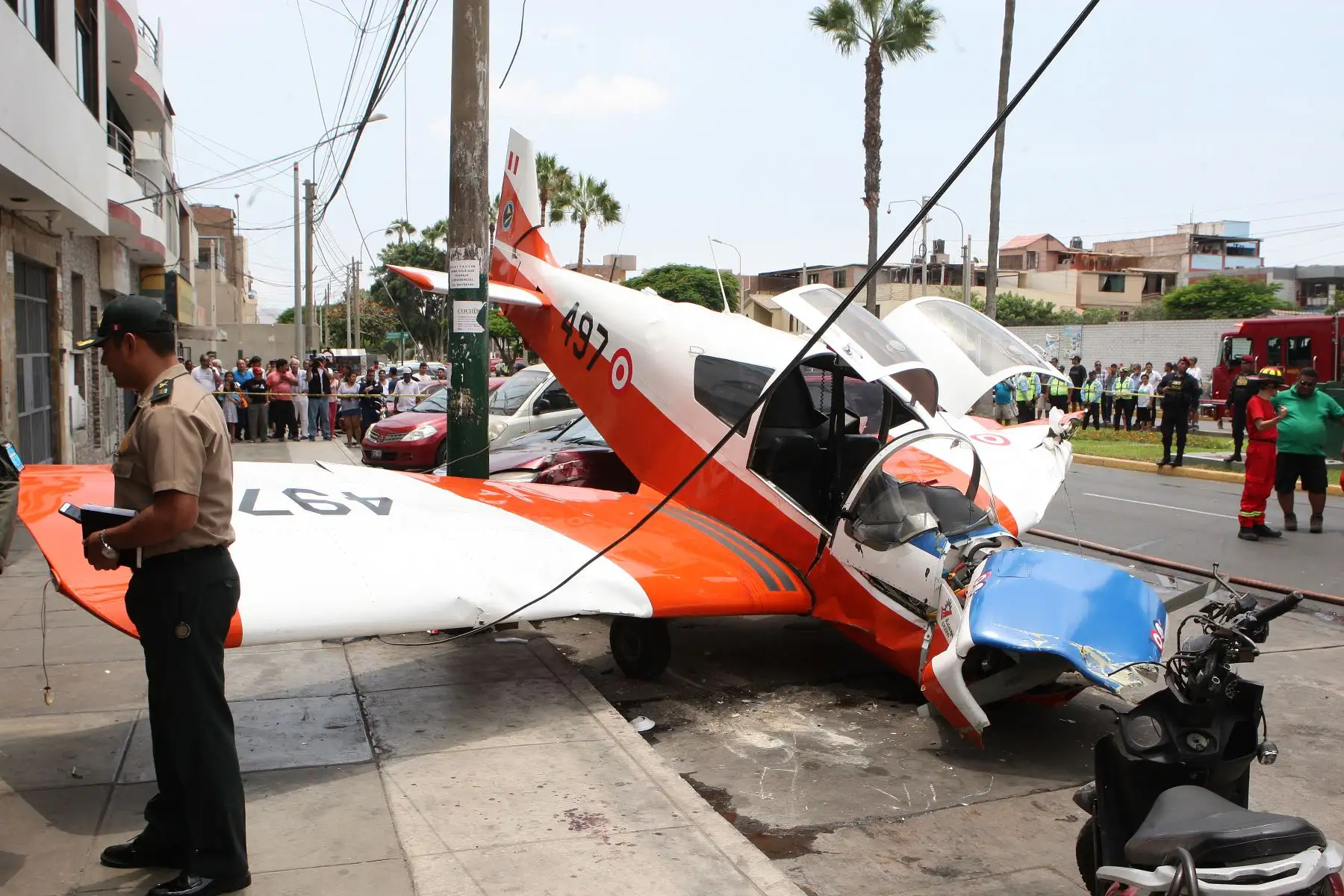 Avioneta de Instruccion cae en la cuadra seis de la avenida Surco en el distrito del mismo nombre,resultaron heridos dos capitanes que piloteaban la aeronave.Foto:ANDINA/Héctor Vinces.