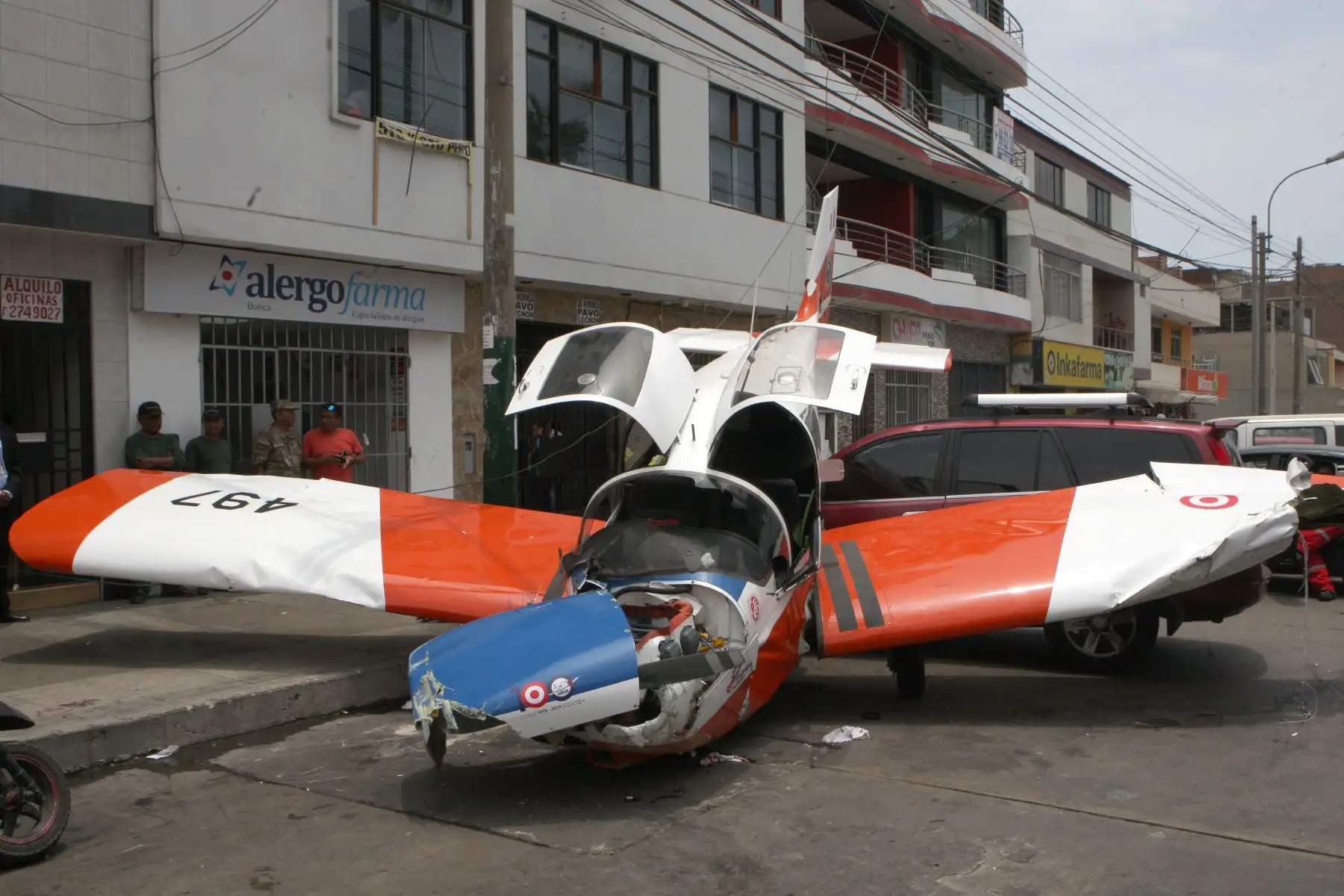 Avioneta de Instruccion cae en la cuadra seis de la avenida Surco en el distrito del mismo nombre,resultaron heridos dos capitanes que piloteaban la aeronave.Foto:ANDINA/Héctor Vinces.