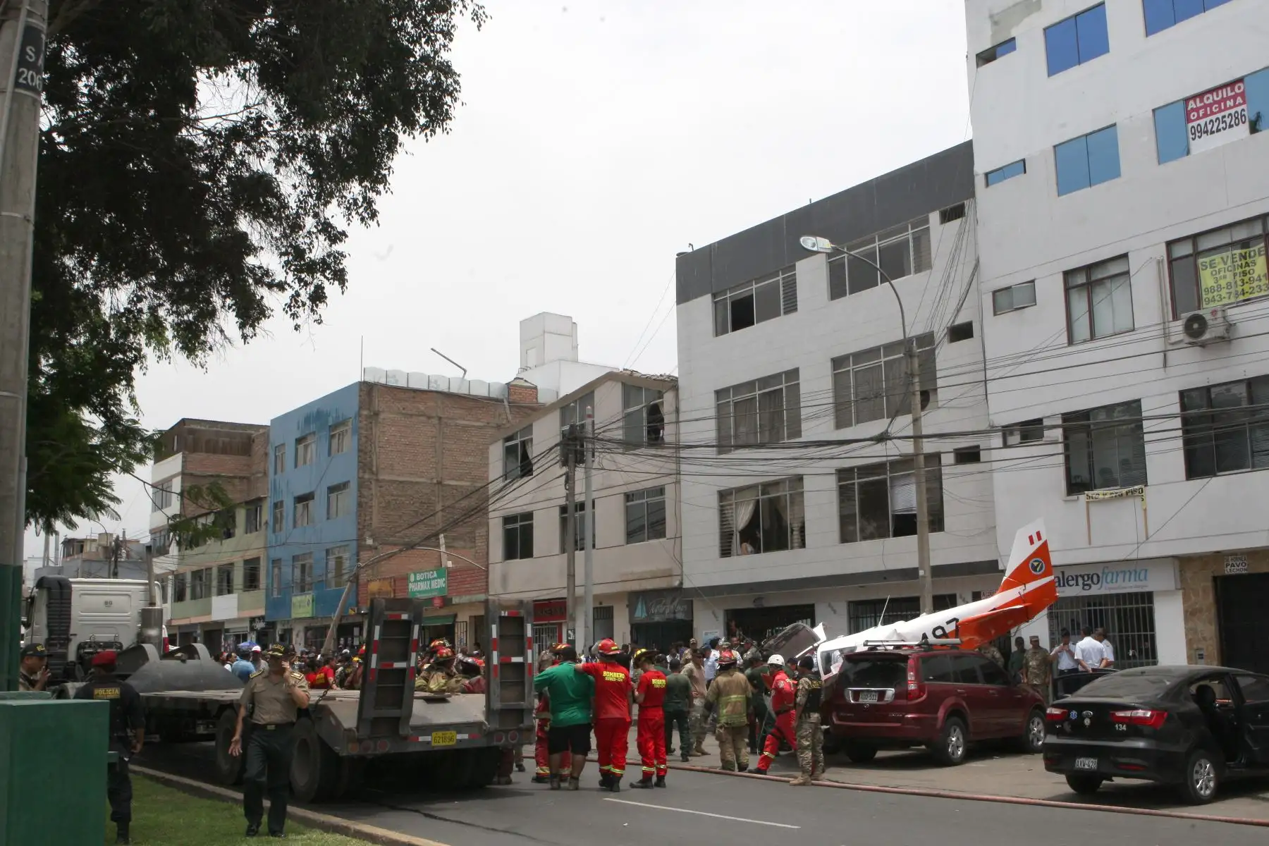 Avioneta de Instruccion cae en la cuadra seis de la avenida Surco en el distrito del mismo nombre,resultaron heridos dos capitanes que piloteaban la aeronave.Foto:ANDINA/Héctor Vinces.