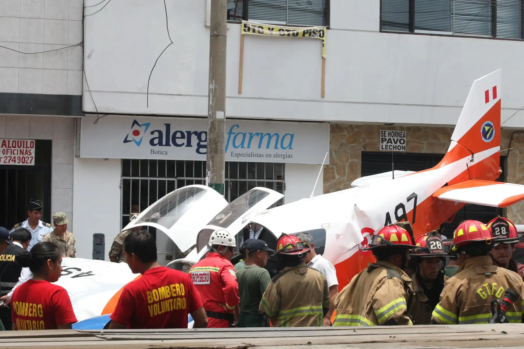 Avioneta de Instruccion cae en la cuadra seis de la avenida Surco en el distrito del mismo nombre,resultaron heridos dos capitanes que piloteaban la aeronave.Foto:ANDINA/Héctor Vinces.