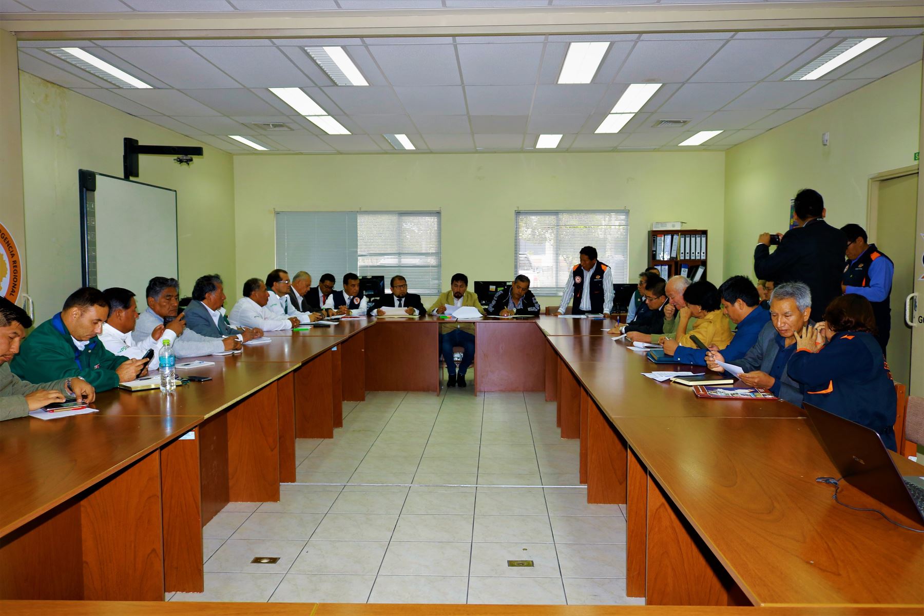 El ministro de Agricultura y Riego, Gustavo Mostajo, se reunió con los integrantes del Centro de Operaciones de Emergencias Regional (COER) de Arequipa.
