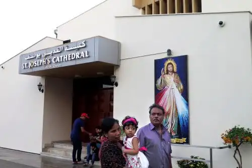 Entrada de la Catedral de San José de Abu Dabi, que estos días reboza de actividad por los preparativos de la visita del papa Francisco, una ocasión única para la comunidad católica emiratí que roza el millón de fieles. Foto: EFE