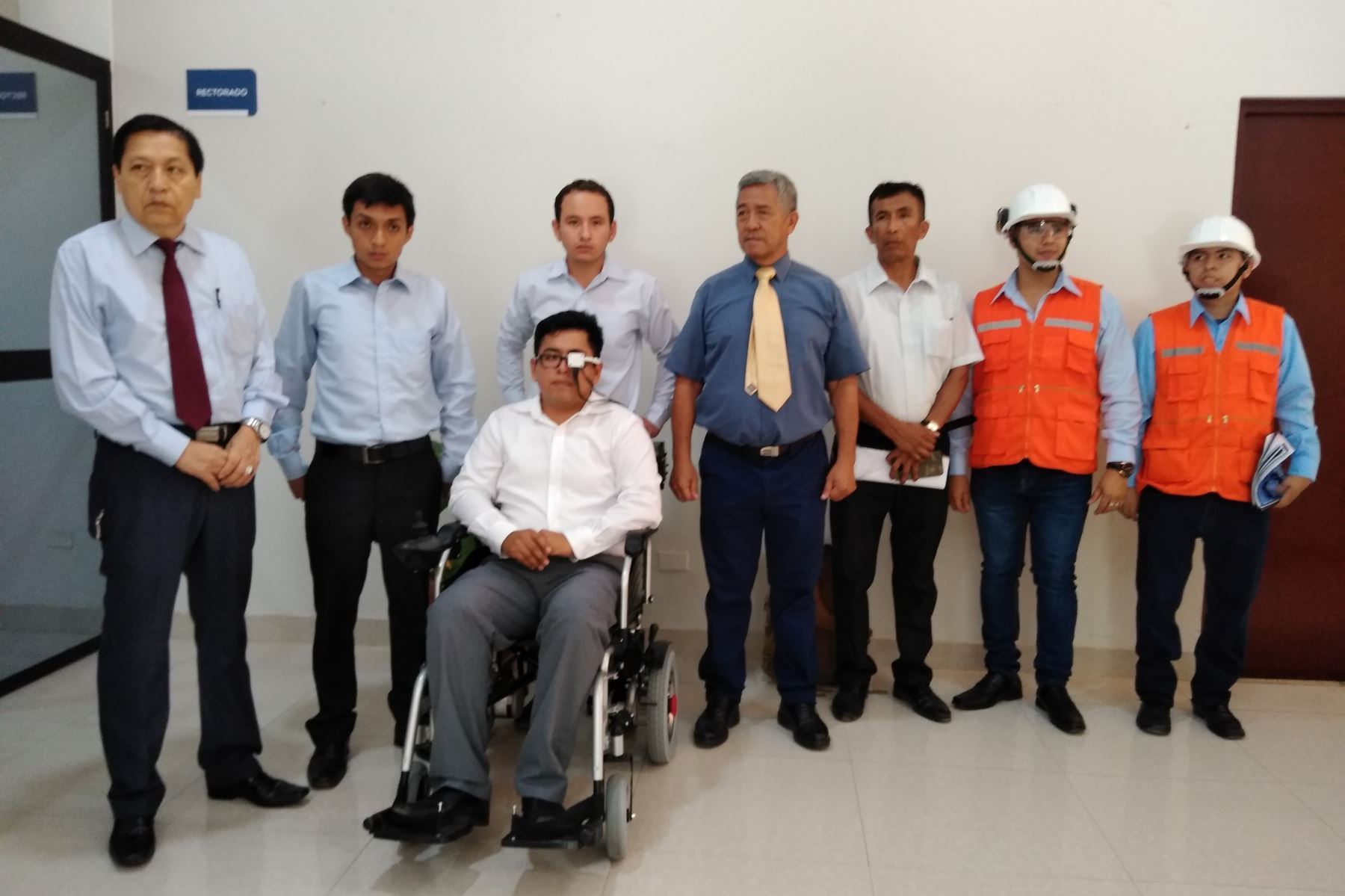 Egresados de la Facultad de Ingeniería Electrónica de la UNPRG de Lambayeque crearon una silla de ruedas para personas tetrapléjicas.