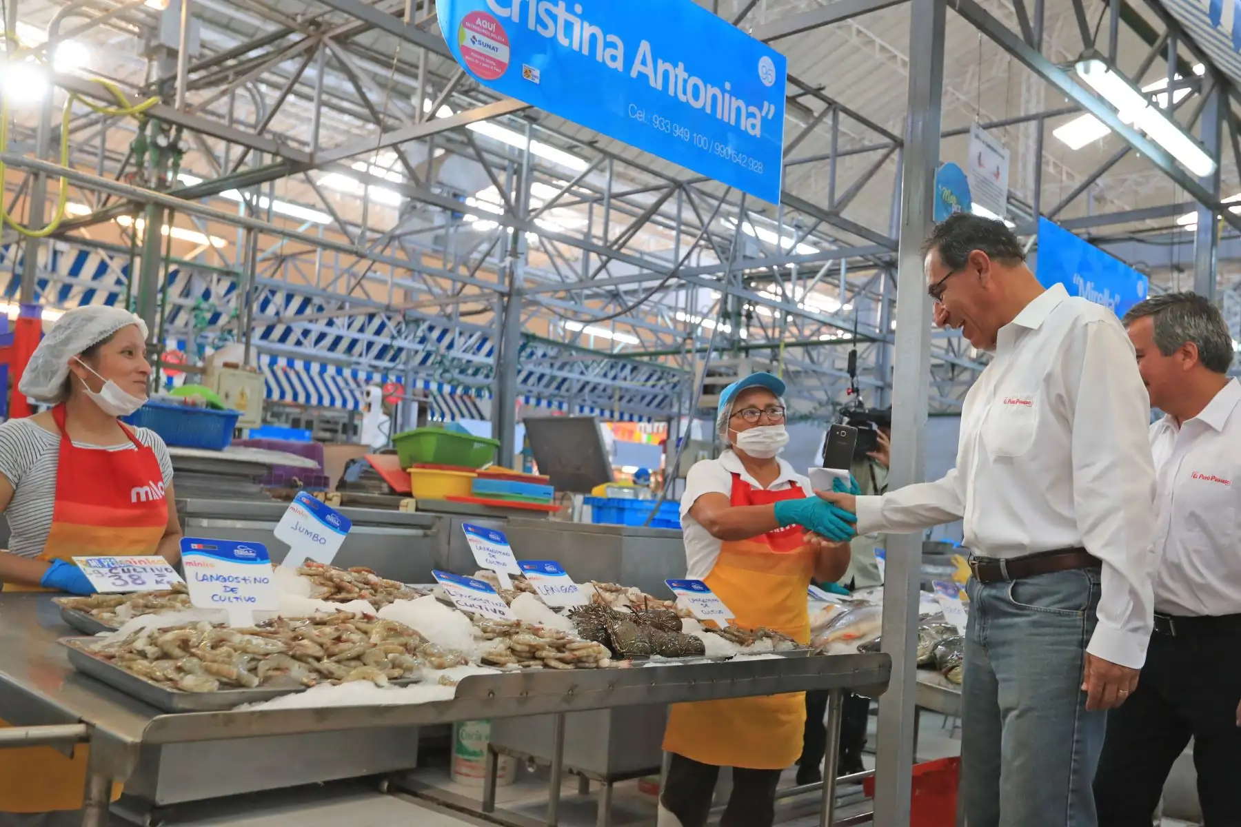 Presidente Vizcarra junto al Ministro de la Producción, Raúl Pérez Reyes lanzan la campaña "Martes de Pescado"  Foto: ANDINA/Prensa Presidencia