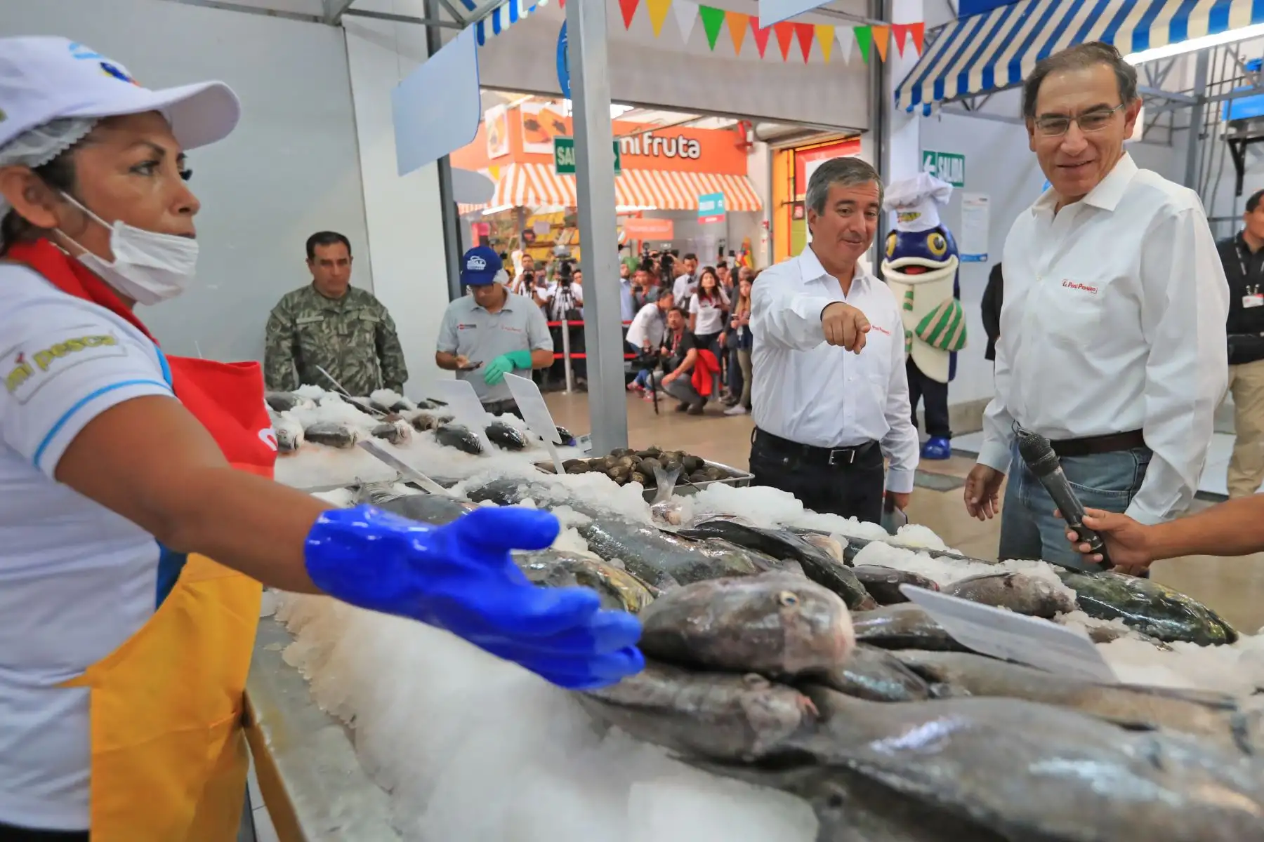 Presidente Vizcarra junto al Ministro de la Producción, Raúl Pérez Reyes lanzan la campaña "Martes de Pescado"  Foto: ANDINA/Prensa Presidencia