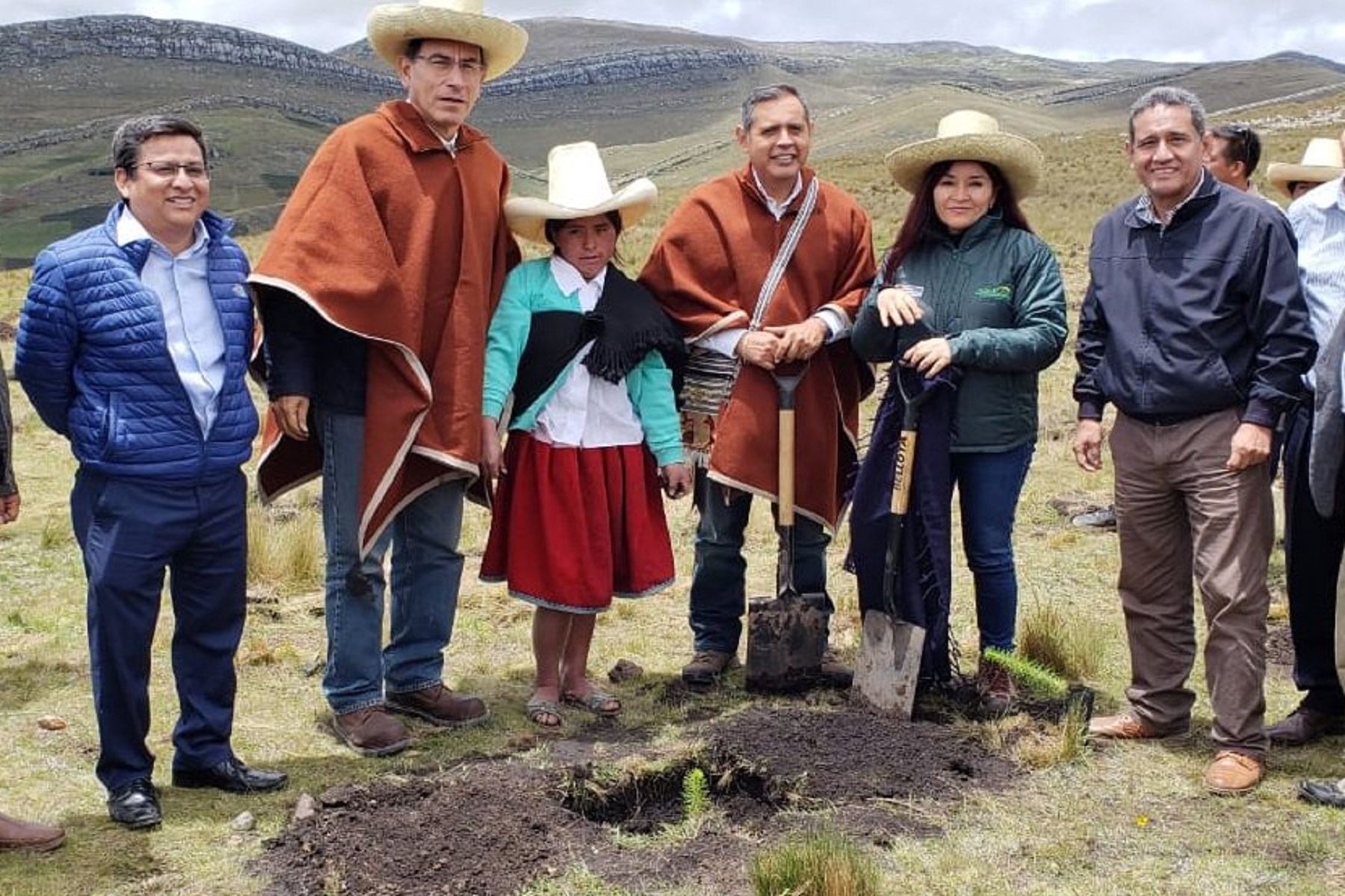 Presidente de la República, Martín Vizcarra, y ministro de Agricultura, Gustavo Mostajo, participan de campaña de reforestación en Cajamarca. Foto: Difusión.
