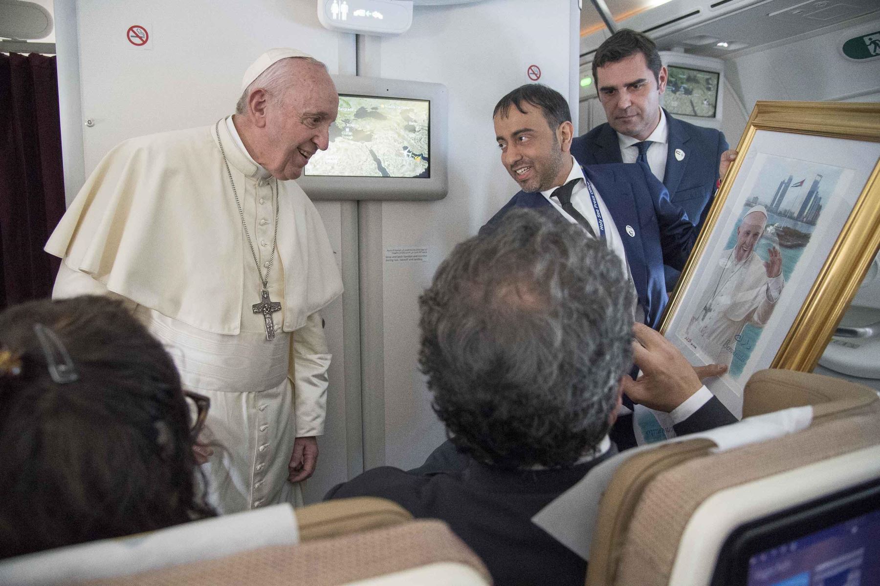 El Papa Francisco recibe un regalo en el avión luego de su visita a Abu Dhabi Foto: AFP