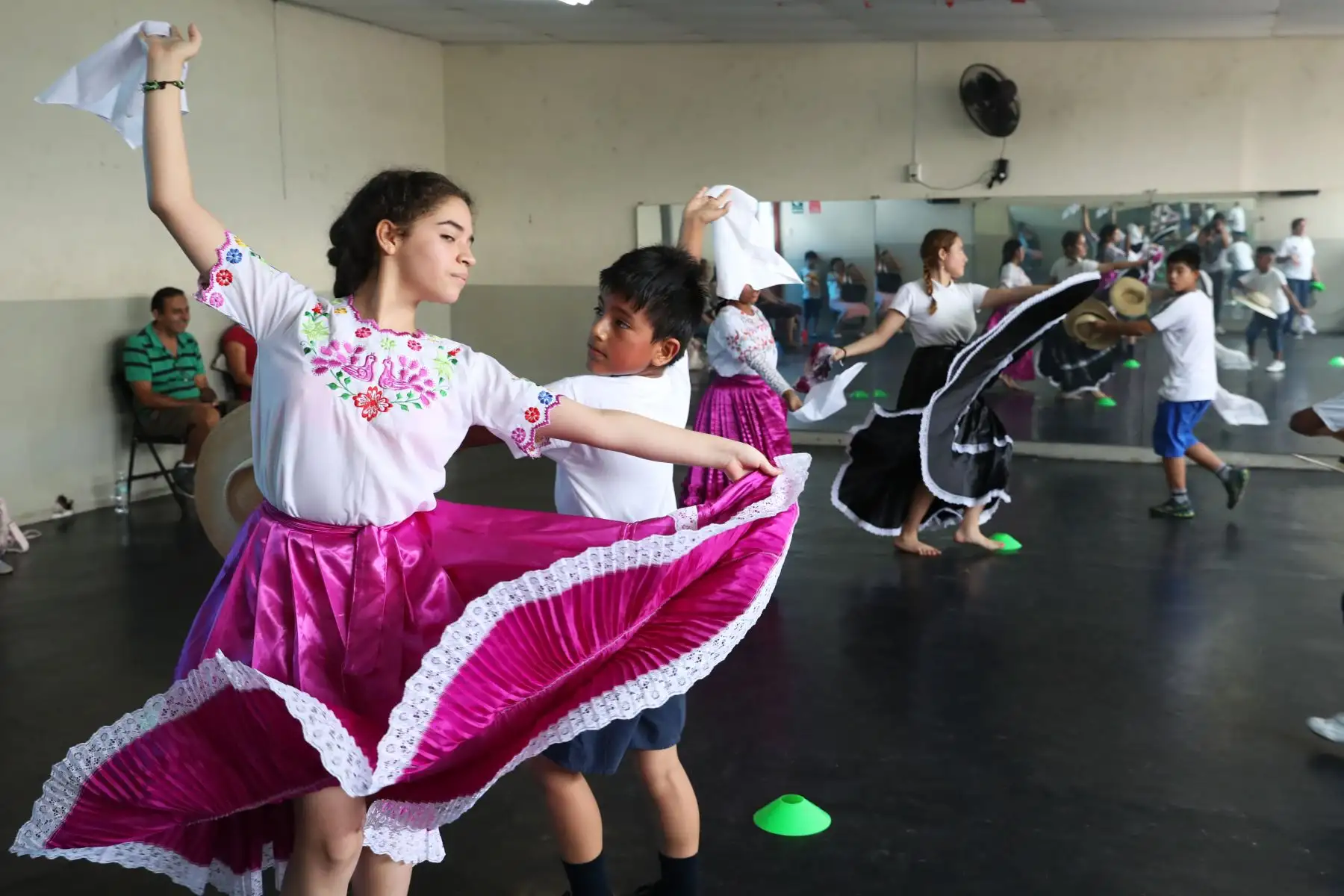 Escuela Nacional de Folklor Jose Maria Arguedas, investiga, rescata y difunde nuestra cultura a través de la danza y la música. Foto: ANDINA/Melina Mejía